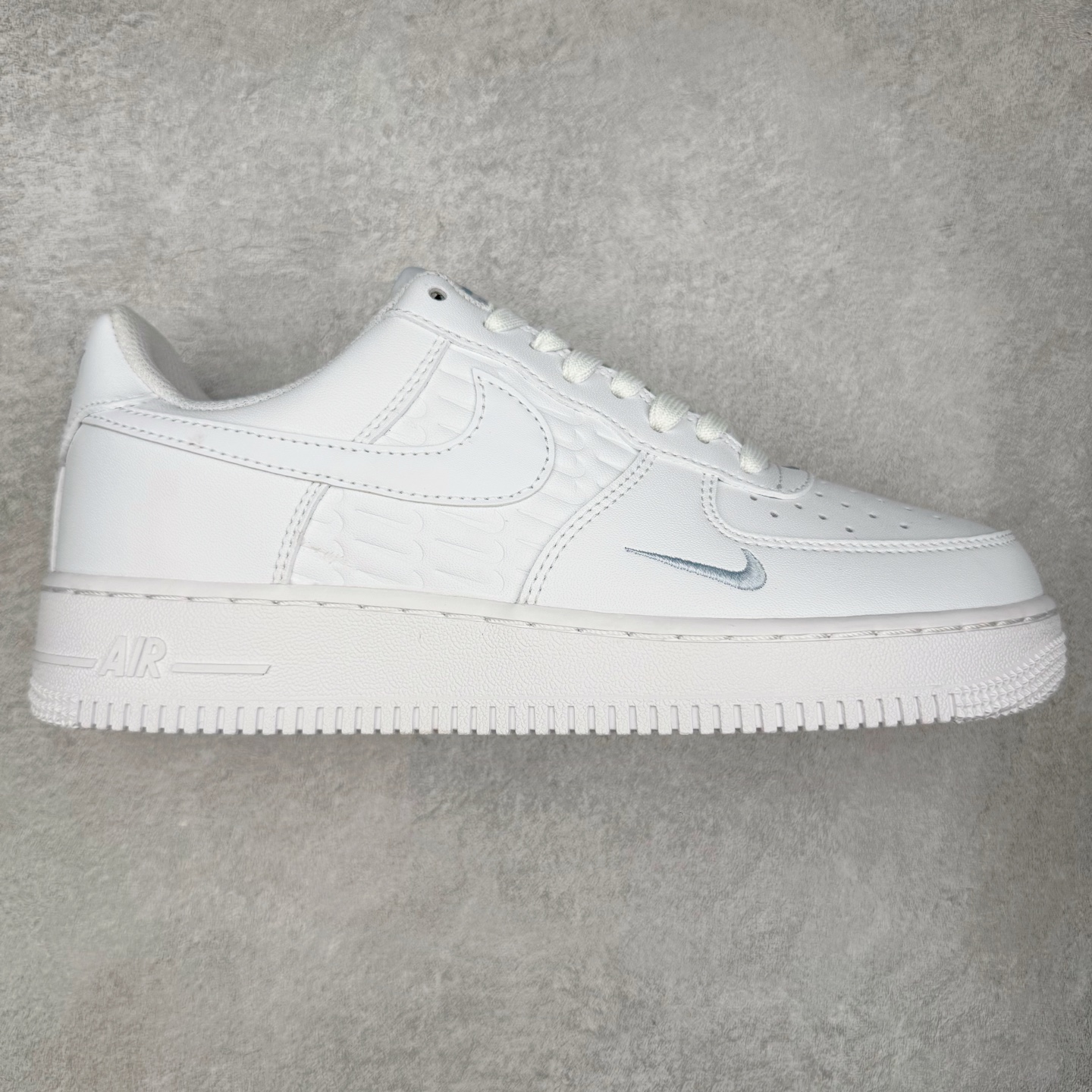 ＃XT纯原 NK Air Force 1 Low 空军一号时尚舒适防滑耐磨低帮板鞋 IH4475-100 顶级批次 2022全新楦头鞋型 鱼鳞大底 历时开发三个月 清洁度完美 二维码鞋标 内置芯片及solo气垫 大底高度及其弧度依照正品 钢印 logo刺绣 鞋口弧度 鞋头长度 鞋面冲孔 鞋垫背胶及钢印 完美鞋型对比正品 每一处都是细节满满 柔软、弹性十足的缓震性能和出色的中底设计 横跨复古与现代的外型结合 造就出风靡全球 三十多年的Force 1 直到今天还深受青睐 实拍调校N版已经零色差零失真 百分百还原实物色彩所见即所得 不存在货不对板色差等低级问题 选购参考实物拍摄 不混卖不参货 只用心做好货严格选品 承诺混一赔十 尺码：36 36.5 37.5 38 38.5 39 40 40.5 41 42 42.5 43 44 44.5 45-选品中心