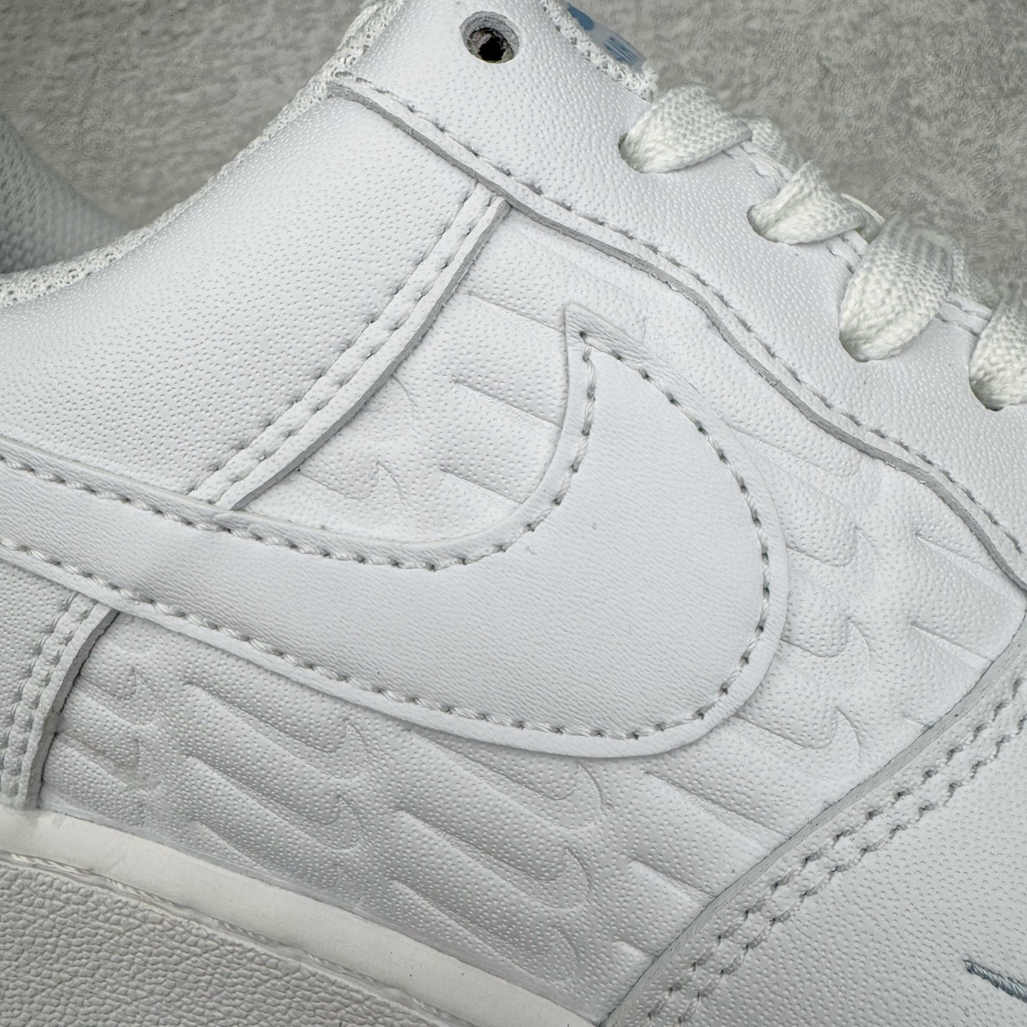 图片[16]-＃XT纯原 NK Air Force 1 Low 空军一号时尚舒适防滑耐磨低帮板鞋 IH4475-100 顶级批次 2022全新楦头鞋型 鱼鳞大底 历时开发三个月 清洁度完美 二维码鞋标 内置芯片及solo气垫 大底高度及其弧度依照正品 钢印 logo刺绣 鞋口弧度 鞋头长度 鞋面冲孔 鞋垫背胶及钢印 完美鞋型对比正品 每一处都是细节满满 柔软、弹性十足的缓震性能和出色的中底设计 横跨复古与现代的外型结合 造就出风靡全球 三十多年的Force 1 直到今天还深受青睐 实拍调校N版已经零色差零失真 百分百还原实物色彩所见即所得 不存在货不对板色差等低级问题 选购参考实物拍摄 不混卖不参货 只用心做好货严格选品 承诺混一赔十 尺码：36 36.5 37.5 38 38.5 39 40 40.5 41 42 42.5 43 44 44.5 45-选品中心