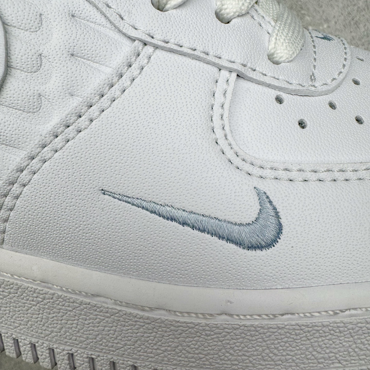 图片[15]-＃XT纯原 NK Air Force 1 Low 空军一号时尚舒适防滑耐磨低帮板鞋 IH4475-100 顶级批次 2022全新楦头鞋型 鱼鳞大底 历时开发三个月 清洁度完美 二维码鞋标 内置芯片及solo气垫 大底高度及其弧度依照正品 钢印 logo刺绣 鞋口弧度 鞋头长度 鞋面冲孔 鞋垫背胶及钢印 完美鞋型对比正品 每一处都是细节满满 柔软、弹性十足的缓震性能和出色的中底设计 横跨复古与现代的外型结合 造就出风靡全球 三十多年的Force 1 直到今天还深受青睐 实拍调校N版已经零色差零失真 百分百还原实物色彩所见即所得 不存在货不对板色差等低级问题 选购参考实物拍摄 不混卖不参货 只用心做好货严格选品 承诺混一赔十 尺码：36 36.5 37.5 38 38.5 39 40 40.5 41 42 42.5 43 44 44.5 45-选品中心