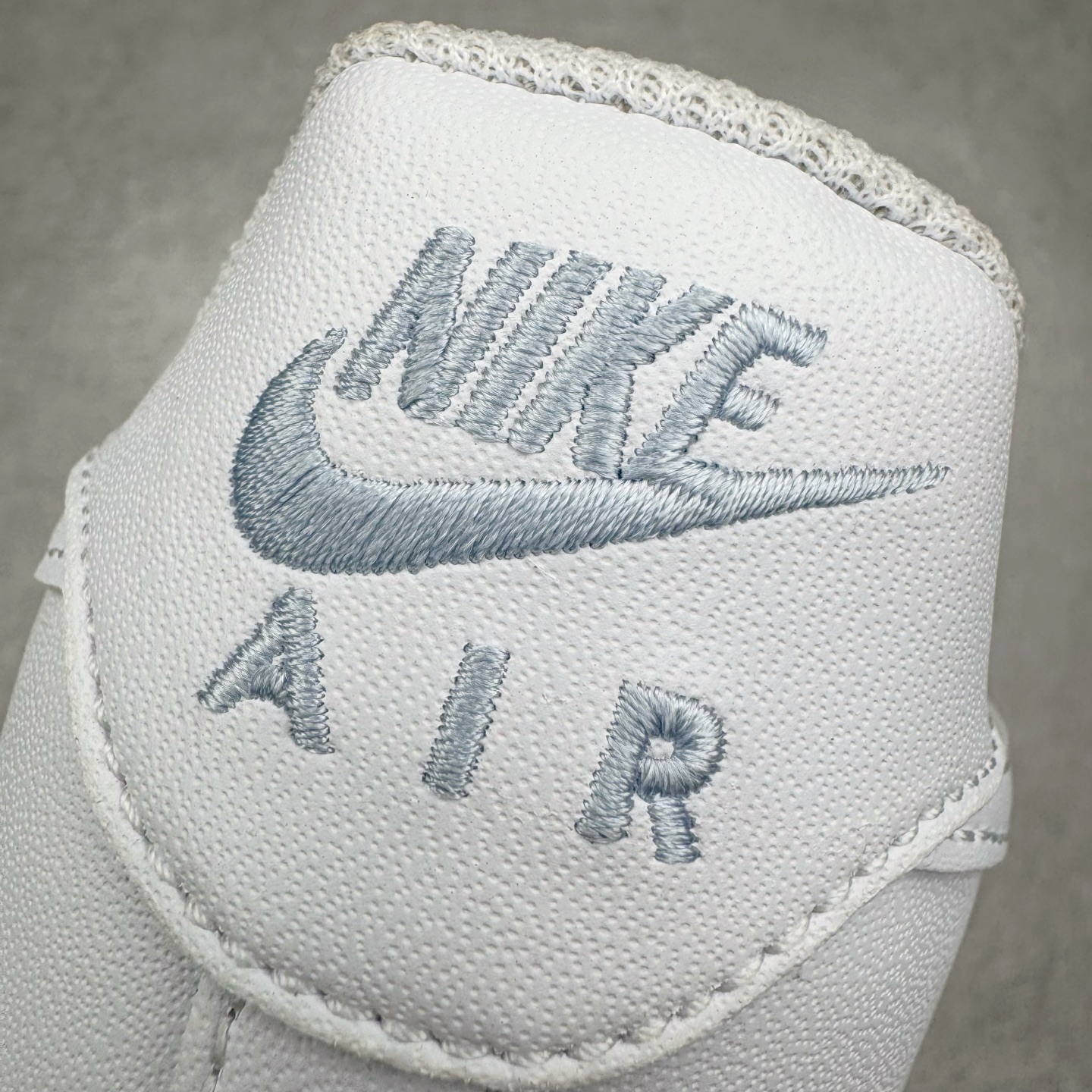 图片[13]-＃XT纯原 NK Air Force 1 Low 空军一号时尚舒适防滑耐磨低帮板鞋 IH4475-100 顶级批次 2022全新楦头鞋型 鱼鳞大底 历时开发三个月 清洁度完美 二维码鞋标 内置芯片及solo气垫 大底高度及其弧度依照正品 钢印 logo刺绣 鞋口弧度 鞋头长度 鞋面冲孔 鞋垫背胶及钢印 完美鞋型对比正品 每一处都是细节满满 柔软、弹性十足的缓震性能和出色的中底设计 横跨复古与现代的外型结合 造就出风靡全球 三十多年的Force 1 直到今天还深受青睐 实拍调校N版已经零色差零失真 百分百还原实物色彩所见即所得 不存在货不对板色差等低级问题 选购参考实物拍摄 不混卖不参货 只用心做好货严格选品 承诺混一赔十 尺码：36 36.5 37.5 38 38.5 39 40 40.5 41 42 42.5 43 44 44.5 45-选品中心