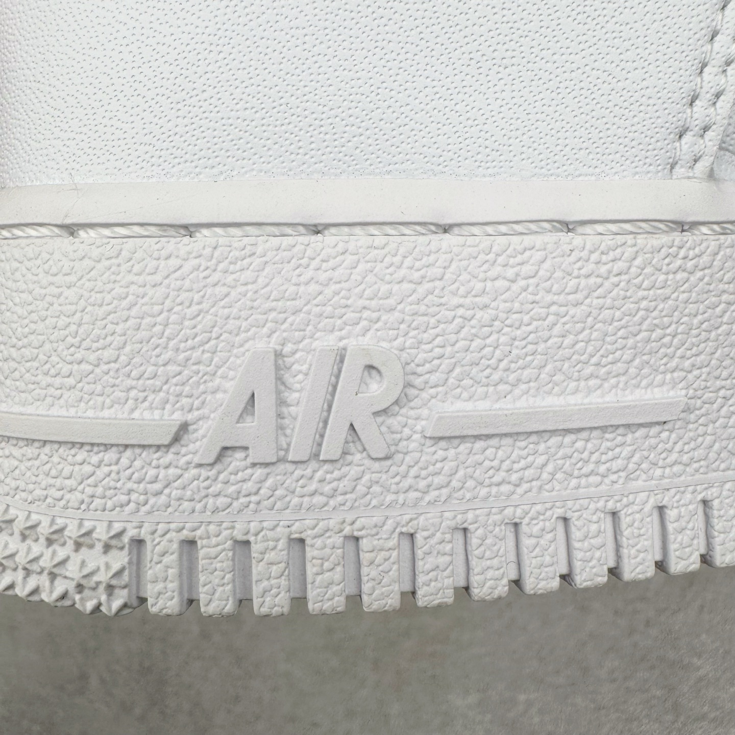 图片[14]-＃XT纯原 NK Air Force 1 Low 空军一号时尚舒适防滑耐磨低帮板鞋 IH4475-100 顶级批次 2022全新楦头鞋型 鱼鳞大底 历时开发三个月 清洁度完美 二维码鞋标 内置芯片及solo气垫 大底高度及其弧度依照正品 钢印 logo刺绣 鞋口弧度 鞋头长度 鞋面冲孔 鞋垫背胶及钢印 完美鞋型对比正品 每一处都是细节满满 柔软、弹性十足的缓震性能和出色的中底设计 横跨复古与现代的外型结合 造就出风靡全球 三十多年的Force 1 直到今天还深受青睐 实拍调校N版已经零色差零失真 百分百还原实物色彩所见即所得 不存在货不对板色差等低级问题 选购参考实物拍摄 不混卖不参货 只用心做好货严格选品 承诺混一赔十 尺码：36 36.5 37.5 38 38.5 39 40 40.5 41 42 42.5 43 44 44.5 45-选品中心