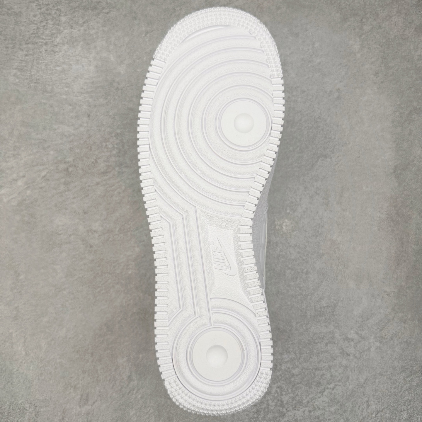 图片[9]-＃XT纯原 NK Air Force 1 Low 空军一号时尚舒适防滑耐磨低帮板鞋 IH4475-100 顶级批次 2022全新楦头鞋型 鱼鳞大底 历时开发三个月 清洁度完美 二维码鞋标 内置芯片及solo气垫 大底高度及其弧度依照正品 钢印 logo刺绣 鞋口弧度 鞋头长度 鞋面冲孔 鞋垫背胶及钢印 完美鞋型对比正品 每一处都是细节满满 柔软、弹性十足的缓震性能和出色的中底设计 横跨复古与现代的外型结合 造就出风靡全球 三十多年的Force 1 直到今天还深受青睐 实拍调校N版已经零色差零失真 百分百还原实物色彩所见即所得 不存在货不对板色差等低级问题 选购参考实物拍摄 不混卖不参货 只用心做好货严格选品 承诺混一赔十 尺码：36 36.5 37.5 38 38.5 39 40 40.5 41 42 42.5 43 44 44.5 45-选品中心