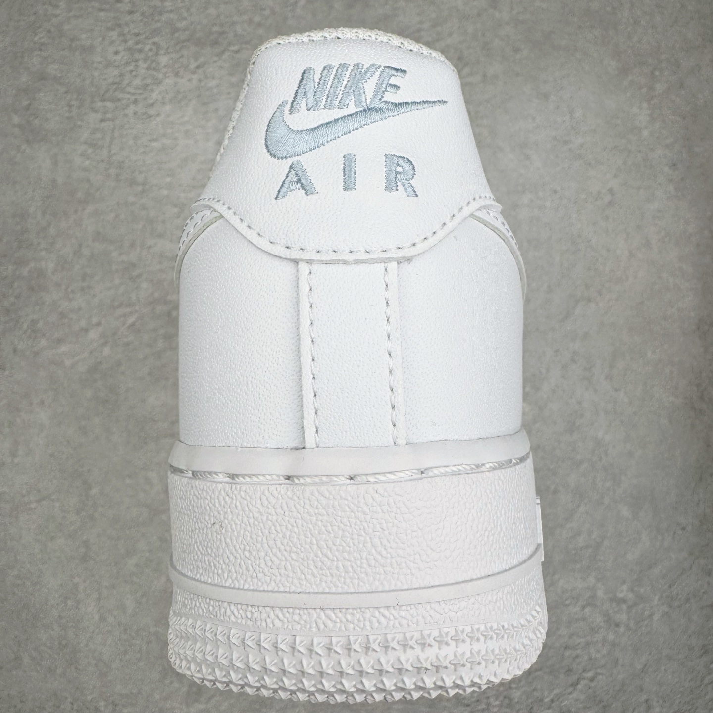 图片[8]-＃XT纯原 NK Air Force 1 Low 空军一号时尚舒适防滑耐磨低帮板鞋 IH4475-100 顶级批次 2022全新楦头鞋型 鱼鳞大底 历时开发三个月 清洁度完美 二维码鞋标 内置芯片及solo气垫 大底高度及其弧度依照正品 钢印 logo刺绣 鞋口弧度 鞋头长度 鞋面冲孔 鞋垫背胶及钢印 完美鞋型对比正品 每一处都是细节满满 柔软、弹性十足的缓震性能和出色的中底设计 横跨复古与现代的外型结合 造就出风靡全球 三十多年的Force 1 直到今天还深受青睐 实拍调校N版已经零色差零失真 百分百还原实物色彩所见即所得 不存在货不对板色差等低级问题 选购参考实物拍摄 不混卖不参货 只用心做好货严格选品 承诺混一赔十 尺码：36 36.5 37.5 38 38.5 39 40 40.5 41 42 42.5 43 44 44.5 45-选品中心