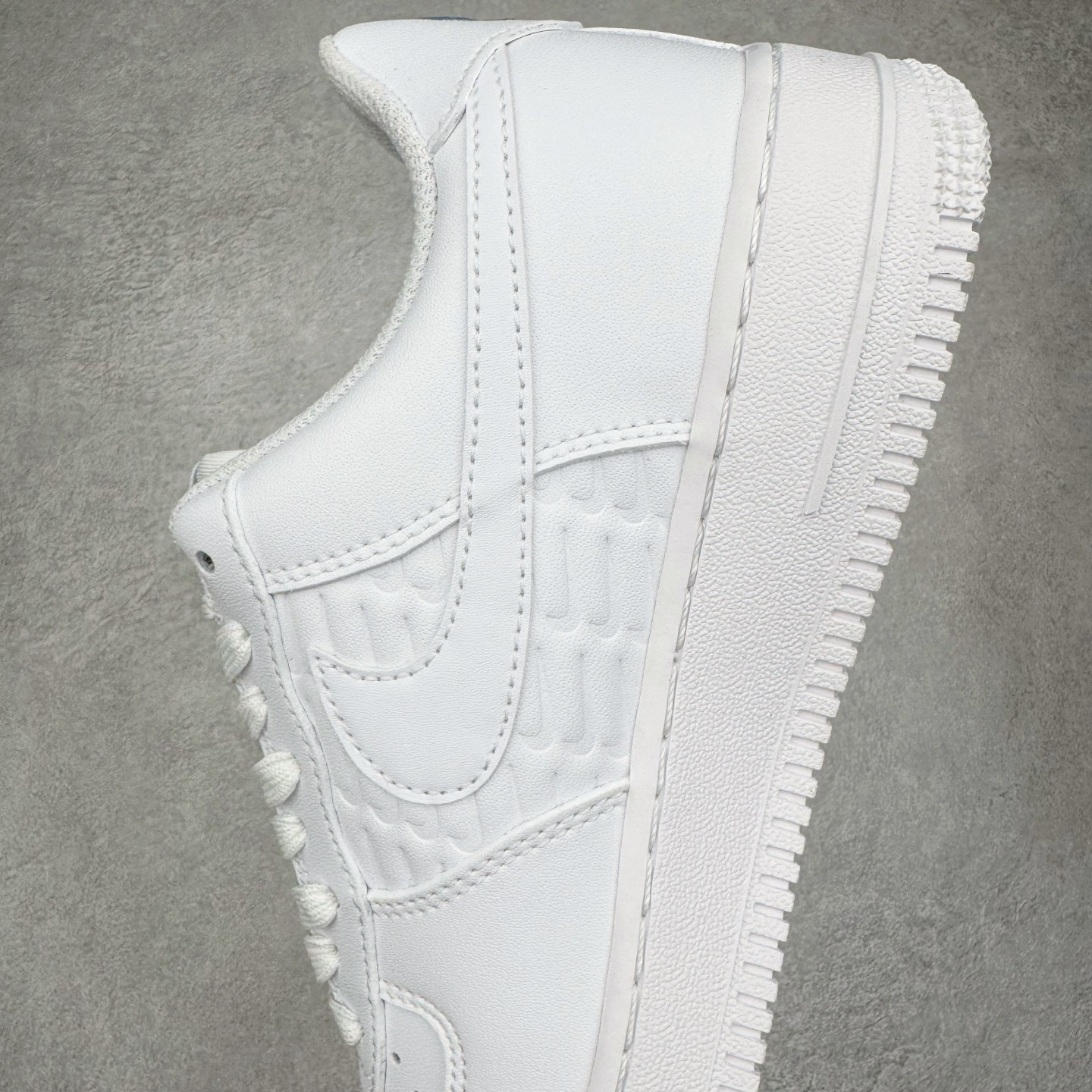 图片[7]-＃XT纯原 NK Air Force 1 Low 空军一号时尚舒适防滑耐磨低帮板鞋 IH4475-100 顶级批次 2022全新楦头鞋型 鱼鳞大底 历时开发三个月 清洁度完美 二维码鞋标 内置芯片及solo气垫 大底高度及其弧度依照正品 钢印 logo刺绣 鞋口弧度 鞋头长度 鞋面冲孔 鞋垫背胶及钢印 完美鞋型对比正品 每一处都是细节满满 柔软、弹性十足的缓震性能和出色的中底设计 横跨复古与现代的外型结合 造就出风靡全球 三十多年的Force 1 直到今天还深受青睐 实拍调校N版已经零色差零失真 百分百还原实物色彩所见即所得 不存在货不对板色差等低级问题 选购参考实物拍摄 不混卖不参货 只用心做好货严格选品 承诺混一赔十 尺码：36 36.5 37.5 38 38.5 39 40 40.5 41 42 42.5 43 44 44.5 45-选品中心