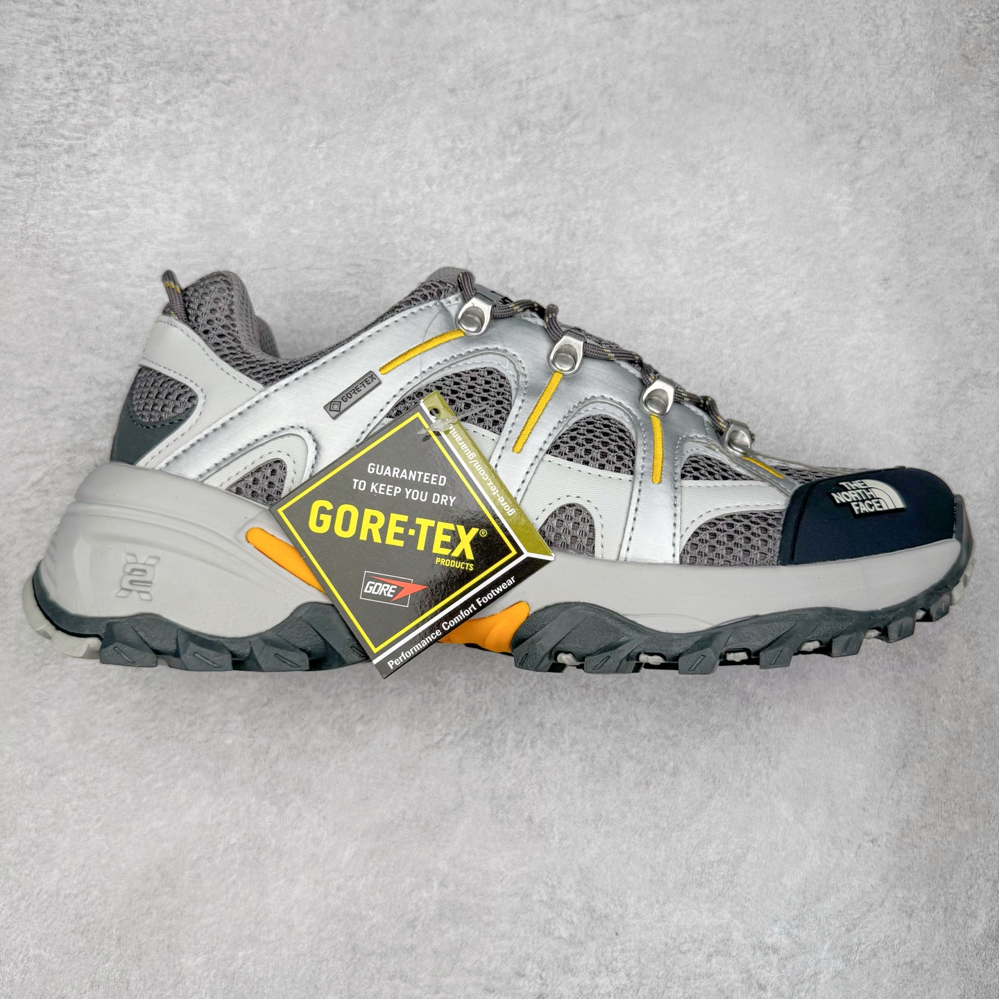 The North Face 北面乐斯菲斯户外运动休闲登山鞋越野徒步鞋 广东大厂品质 面料采用进口磨砂牛皮 鞋底采用Vibram黄金大底 专门为鞋底设计的橡胶以出色的耐磨性 良好的防滑性或得不少户外运动爱好者的喜欢 专业户外登山品牌（北面）The North Face自1966年创立，由两位热爱登山徒步的年轻登山者于美西旧金山开创，不断透过研发与创新，并且将最先进的技术结合在服装与鞋款设计，生产多种外型帅气且专业能力非常强的户外运动装备而备受欢迎。尺码：39-45（运动鞋码）-选品中心