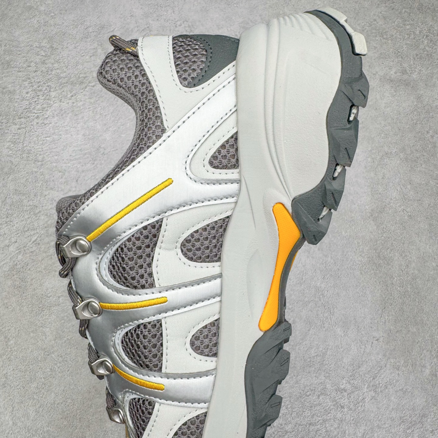 图片[7]-The North Face 北面乐斯菲斯户外运动休闲登山鞋越野徒步鞋 广东大厂品质 面料采用进口磨砂牛皮 鞋底采用Vibram黄金大底 专门为鞋底设计的橡胶以出色的耐磨性 良好的防滑性或得不少户外运动爱好者的喜欢 专业户外登山品牌（北面）The North Face自1966年创立，由两位热爱登山徒步的年轻登山者于美西旧金山开创，不断透过研发与创新，并且将最先进的技术结合在服装与鞋款设计，生产多种外型帅气且专业能力非常强的户外运动装备而备受欢迎。尺码：39-45（运动鞋码）-选品中心