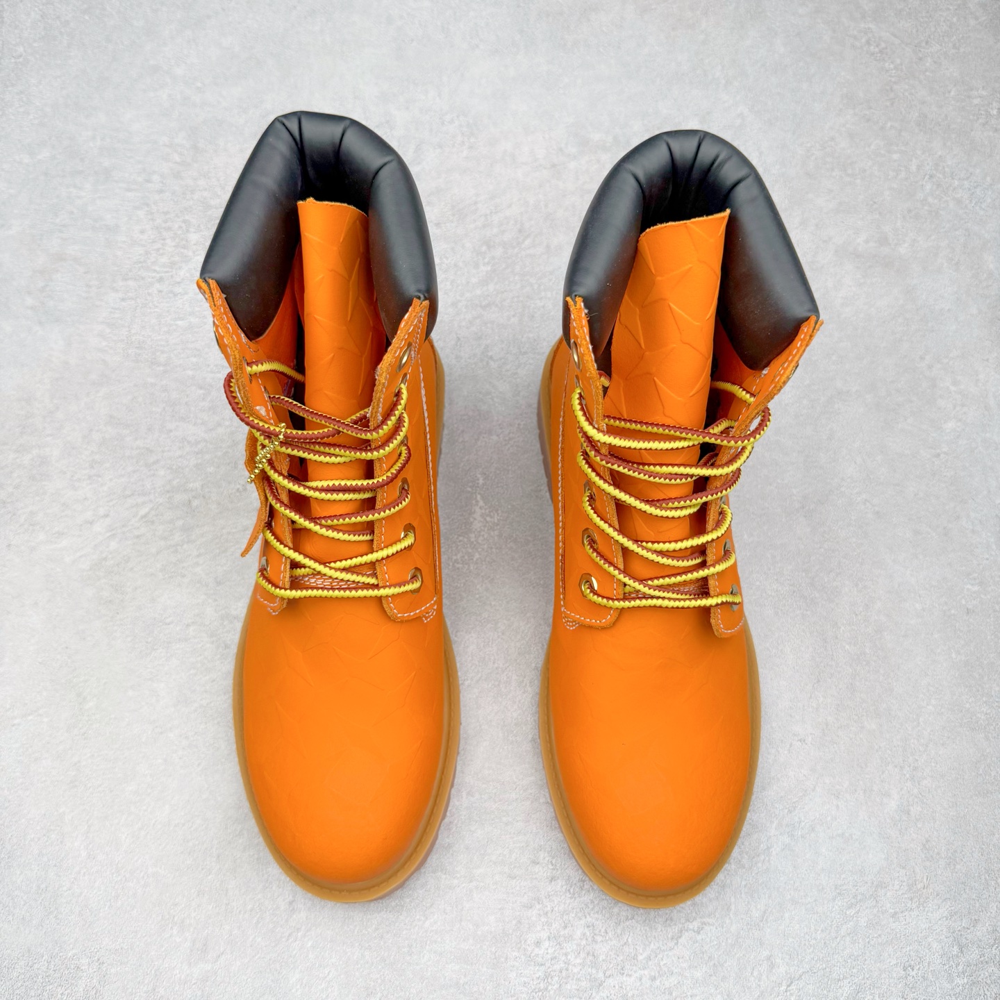 图片[2]-Timberland 天伯伦/添柏岚经典款 25ss新款高帮 经典再造 全新升级 广东大厂品质 原盒原包装 面料采用意大利🇮🇹顶级磨砂牛皮 搭配防臭防腐真皮乳胶鞋垫 给您完美的穿着体验 质量考究耐穿 型男必备 专治不帅 高品质脚感一流 独家供应 尺码：35 36 37 38 39 40 41 42 43 44 偏大一码-选品中心