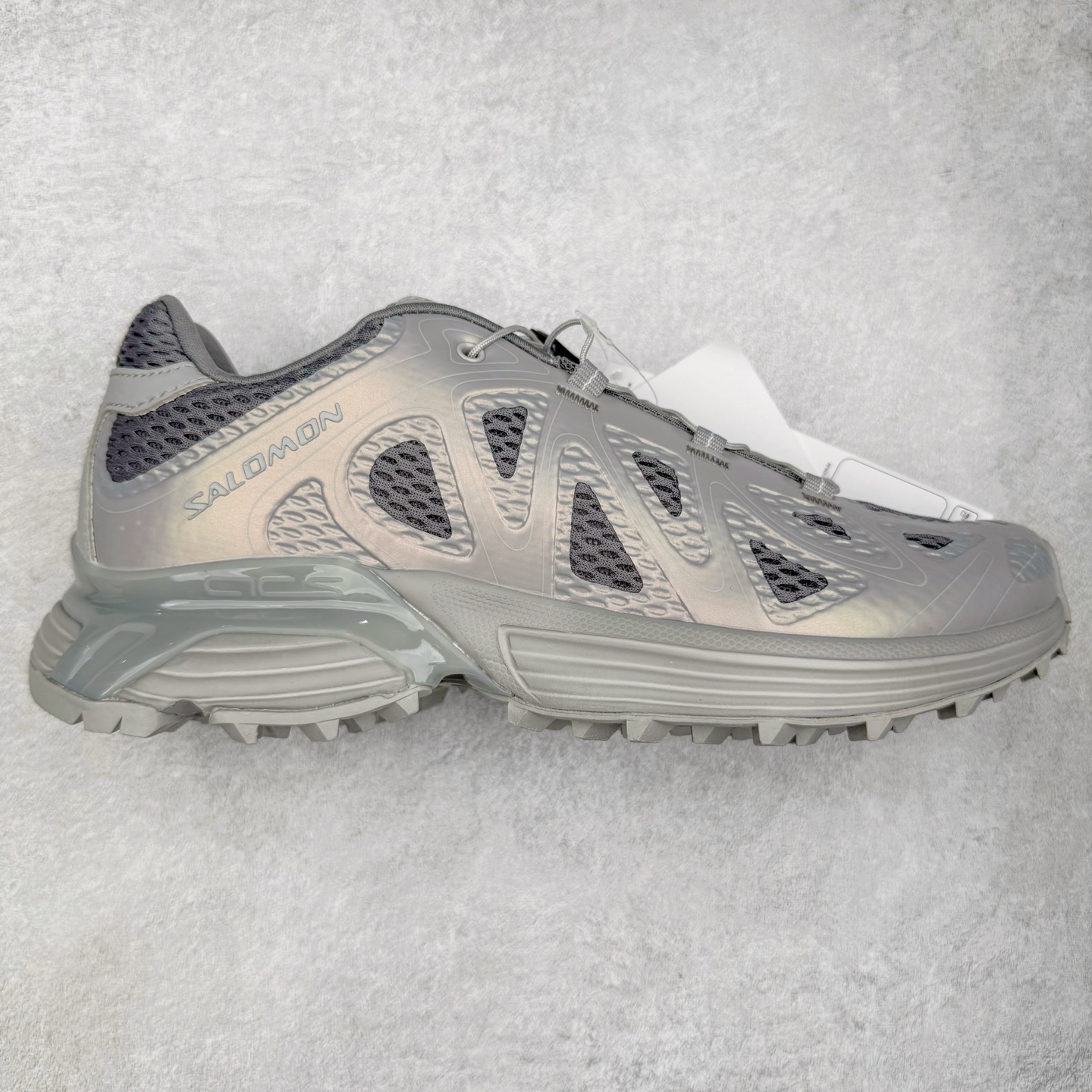 ＃HP SALOMON XT-WHISPER 萨洛蒙圆头防滑耐磨低帮休闲越野训练城市通勤跑步鞋 男女同款 浅棕色 纯原外贸平台特供订单 耗时半年巨作 全套原纸板楦头开发 原厂特供网布配套加持 确保原汁原味 完美呈现版型 原档数据独家私模五层组合大底 男女鞋同步官方开发至46.5 原装Ortholite轻量化鞋垫 中底布带钢印编号 原厂TPU锁扣 进口港宝加持 后跟自然饱满 还原公司包裹性 鞋面以“锯齿”状的包裹系统呈现 在基色底之下加入了各种色点缀 将公司的最新技术和时尚前卫的造型融入耐用的长跑款式中 鞋面由 TPU 薄膜制成 并焊接在高耐磨网眼上 使其既时尚又坚固 由 ACS底盘支撑 可增强稳定性和支撑力 以及由橡胶凸耳 Contragrip外底覆盖的 EVA 缓冲中底 旨在应对崎岖的地形 鞋舌上的彩色Salomon 标签、Quicklace 系统以及鞋头、鞋舌和鞋跟上的附加品牌使细节更加完美 让穿着者可以轻松驾驭户外与通勤下的任何运动生活场景 无缝鞋身户外随意纵横 颜值与脚感兼备 出街通勤 绝对非常吸睛 你值得拥有 尺码：36 36.5 37.5 38 38.5 39 40 40.5 41 42 42.5 43 44 44.5 45 46 46.5 注意：偏小1码-选品中心