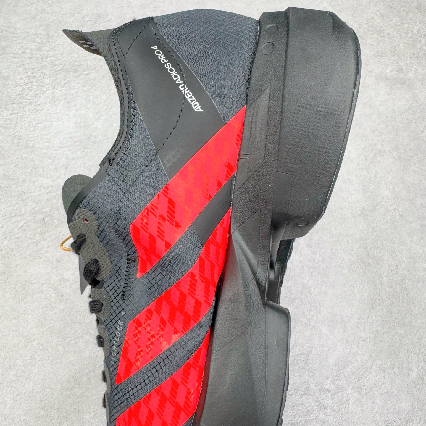 图片[7]-AMG Motorsport x AD Adizero Adios Pro 4 M 时尚舒适跑步鞋 联名黑红 CELERMESH针织网面非常轻薄 纤维间的缝隙很大 可以保证跑步时的透气、排汗效果 鞋舌直接与两侧的内衬和鞋底连接在一起 在跑步过程中不会被鞋舌的左右移动所困扰 在标准鞋带孔的基础上再拓宽一组鞋带孔 适合不同脚型的需求 突破性 EnergyRods 技术，有助于跑者实现更好的成绩 中底独特的LIGHTSTRIKE PRO泡棉材质 微弹感觉在跑步过程中给予了良好的支撑体验 对于顶级精英和高水平进阶跑者来说 ADIOS PRO是一双值得信赖的竞速比赛用鞋 尺码：36 36.5 37.5 38 38.5 39 40 40.5 41 42 42.5 43 44 44.5 45-选品中心