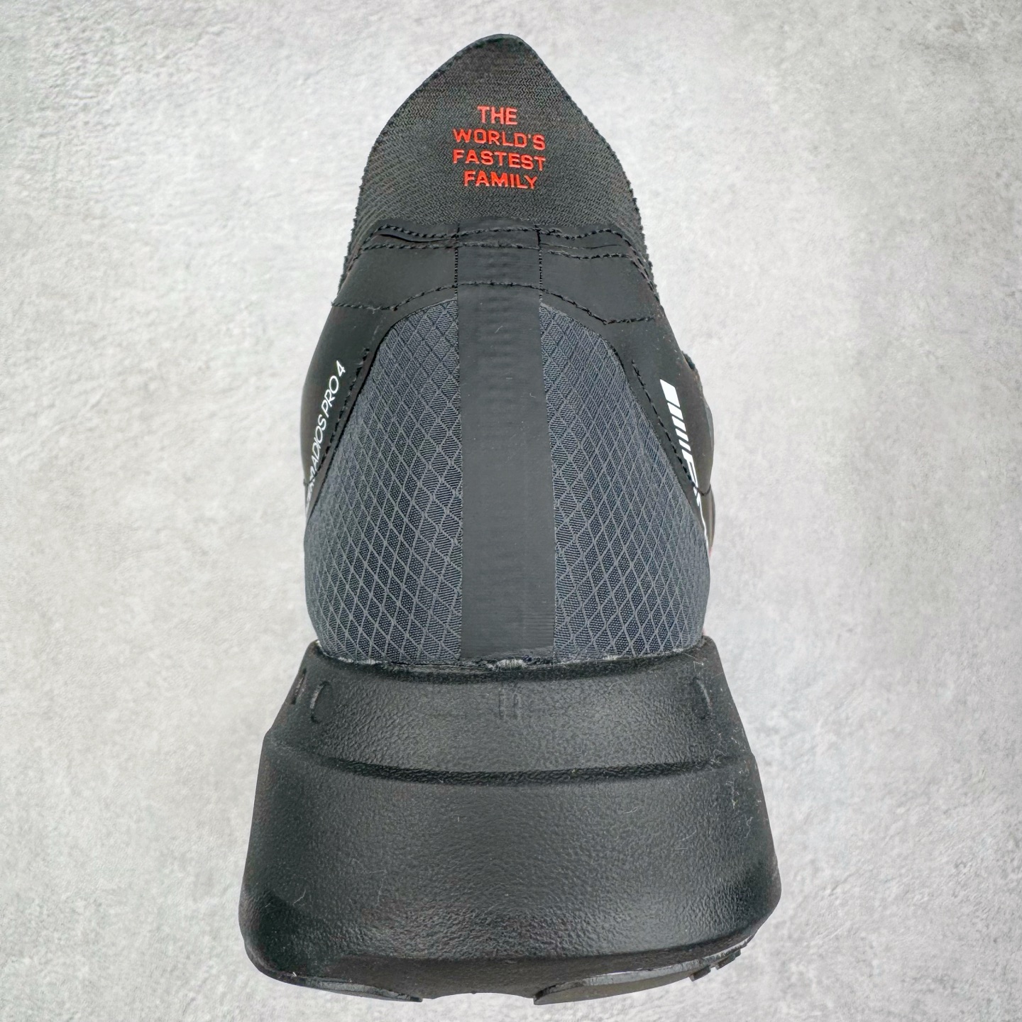 图片[8]-AMG Motorsport x AD Adizero Adios Pro 4 M 时尚舒适跑步鞋 联名黑红 CELERMESH针织网面非常轻薄 纤维间的缝隙很大 可以保证跑步时的透气、排汗效果 鞋舌直接与两侧的内衬和鞋底连接在一起 在跑步过程中不会被鞋舌的左右移动所困扰 在标准鞋带孔的基础上再拓宽一组鞋带孔 适合不同脚型的需求 突破性 EnergyRods 技术，有助于跑者实现更好的成绩 中底独特的LIGHTSTRIKE PRO泡棉材质 微弹感觉在跑步过程中给予了良好的支撑体验 对于顶级精英和高水平进阶跑者来说 ADIOS PRO是一双值得信赖的竞速比赛用鞋 尺码：36 36.5 37.5 38 38.5 39 40 40.5 41 42 42.5 43 44 44.5 45-选品中心