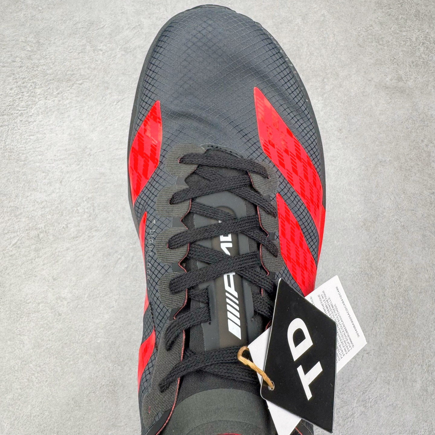 图片[4]-AMG Motorsport x AD Adizero Adios Pro 4 M 时尚舒适跑步鞋 联名黑红 CELERMESH针织网面非常轻薄 纤维间的缝隙很大 可以保证跑步时的透气、排汗效果 鞋舌直接与两侧的内衬和鞋底连接在一起 在跑步过程中不会被鞋舌的左右移动所困扰 在标准鞋带孔的基础上再拓宽一组鞋带孔 适合不同脚型的需求 突破性 EnergyRods 技术，有助于跑者实现更好的成绩 中底独特的LIGHTSTRIKE PRO泡棉材质 微弹感觉在跑步过程中给予了良好的支撑体验 对于顶级精英和高水平进阶跑者来说 ADIOS PRO是一双值得信赖的竞速比赛用鞋 尺码：36 36.5 37.5 38 38.5 39 40 40.5 41 42 42.5 43 44 44.5 45-选品中心