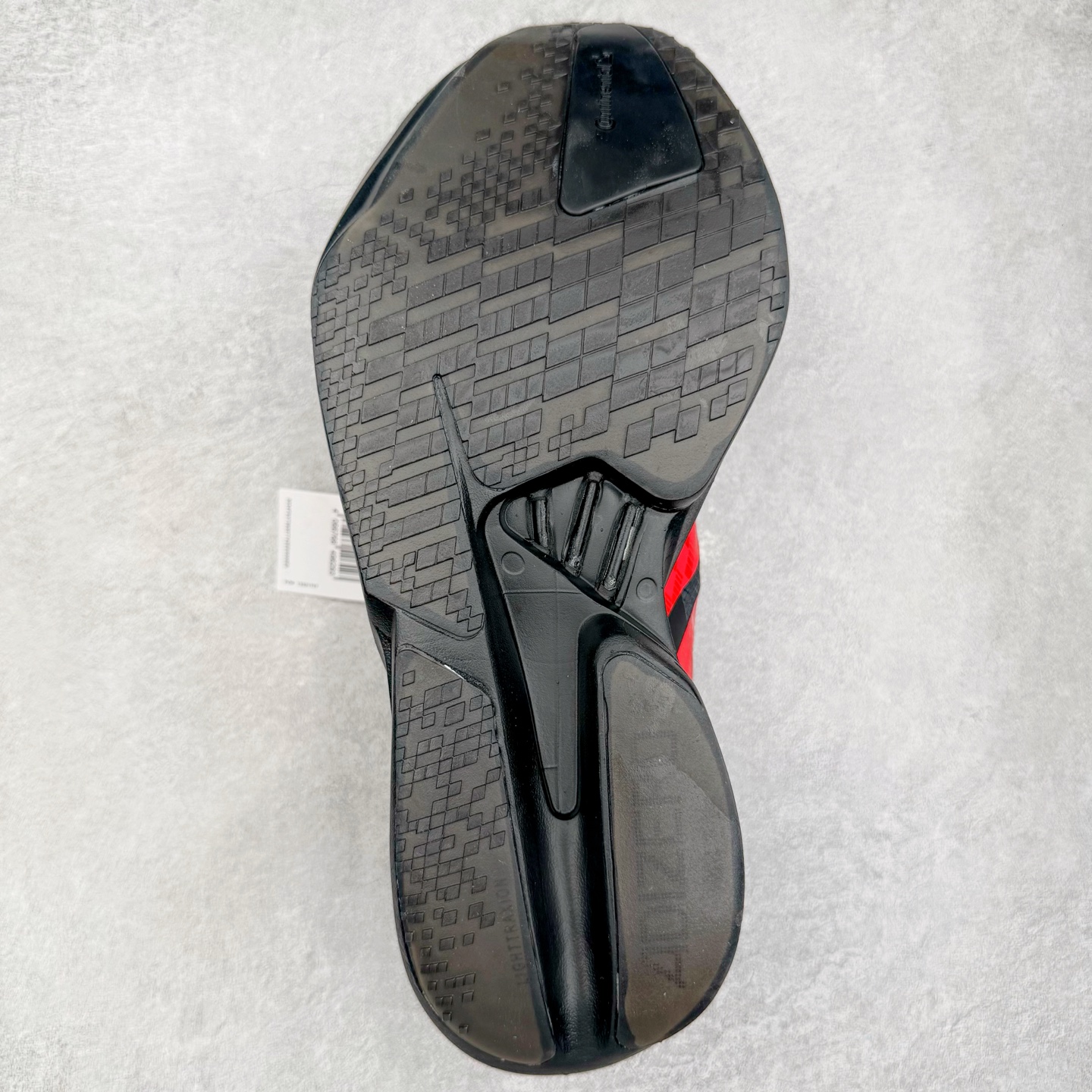 图片[9]-AMG Motorsport x AD Adizero Adios Pro 4 M 时尚舒适跑步鞋 联名黑红 CELERMESH针织网面非常轻薄 纤维间的缝隙很大 可以保证跑步时的透气、排汗效果 鞋舌直接与两侧的内衬和鞋底连接在一起 在跑步过程中不会被鞋舌的左右移动所困扰 在标准鞋带孔的基础上再拓宽一组鞋带孔 适合不同脚型的需求 突破性 EnergyRods 技术，有助于跑者实现更好的成绩 中底独特的LIGHTSTRIKE PRO泡棉材质 微弹感觉在跑步过程中给予了良好的支撑体验 对于顶级精英和高水平进阶跑者来说 ADIOS PRO是一双值得信赖的竞速比赛用鞋 尺码：36 36.5 37.5 38 38.5 39 40 40.5 41 42 42.5 43 44 44.5 45-选品中心