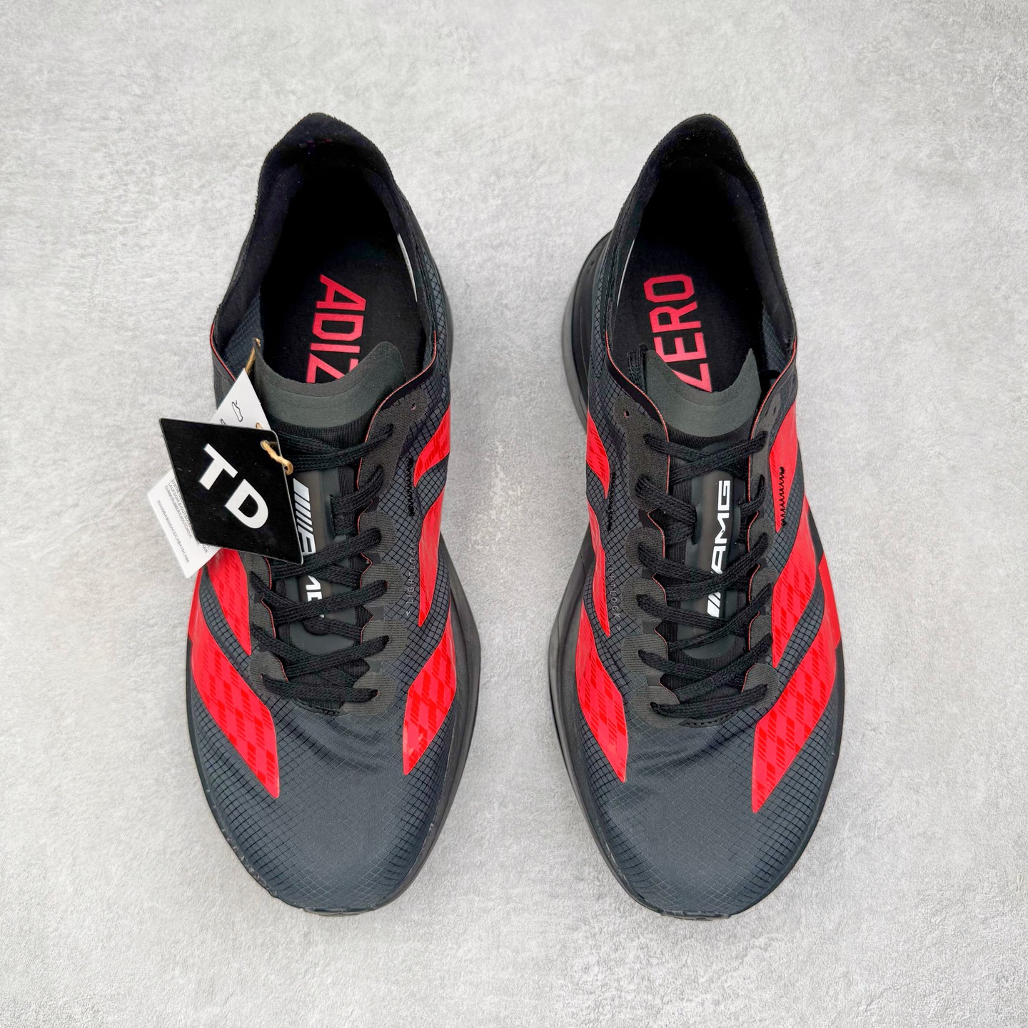 图片[2]-AMG Motorsport x AD Adizero Adios Pro 4 M 时尚舒适跑步鞋 联名黑红 CELERMESH针织网面非常轻薄 纤维间的缝隙很大 可以保证跑步时的透气、排汗效果 鞋舌直接与两侧的内衬和鞋底连接在一起 在跑步过程中不会被鞋舌的左右移动所困扰 在标准鞋带孔的基础上再拓宽一组鞋带孔 适合不同脚型的需求 突破性 EnergyRods 技术，有助于跑者实现更好的成绩 中底独特的LIGHTSTRIKE PRO泡棉材质 微弹感觉在跑步过程中给予了良好的支撑体验 对于顶级精英和高水平进阶跑者来说 ADIOS PRO是一双值得信赖的竞速比赛用鞋 尺码：36 36.5 37.5 38 38.5 39 40 40.5 41 42 42.5 43 44 44.5 45-选品中心