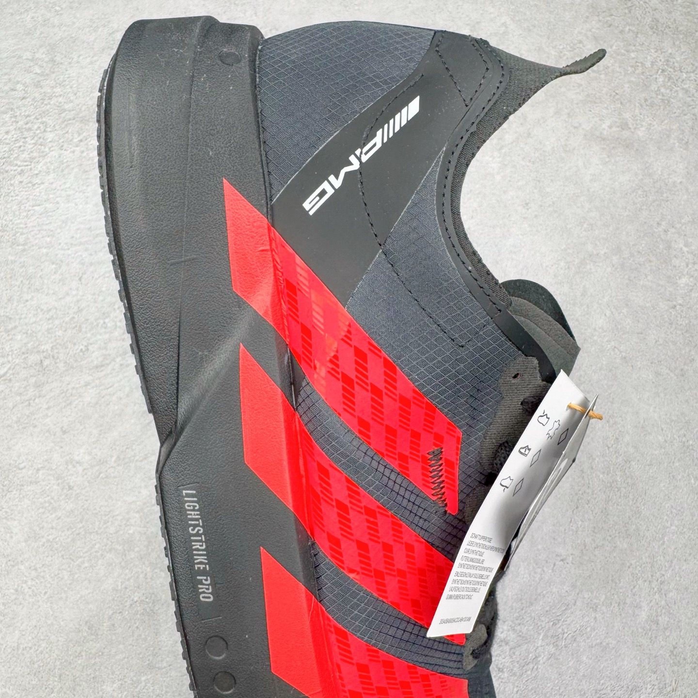 图片[6]-AMG Motorsport x AD Adizero Adios Pro 4 M 时尚舒适跑步鞋 联名黑红 CELERMESH针织网面非常轻薄 纤维间的缝隙很大 可以保证跑步时的透气、排汗效果 鞋舌直接与两侧的内衬和鞋底连接在一起 在跑步过程中不会被鞋舌的左右移动所困扰 在标准鞋带孔的基础上再拓宽一组鞋带孔 适合不同脚型的需求 突破性 EnergyRods 技术，有助于跑者实现更好的成绩 中底独特的LIGHTSTRIKE PRO泡棉材质 微弹感觉在跑步过程中给予了良好的支撑体验 对于顶级精英和高水平进阶跑者来说 ADIOS PRO是一双值得信赖的竞速比赛用鞋 尺码：36 36.5 37.5 38 38.5 39 40 40.5 41 42 42.5 43 44 44.5 45-选品中心