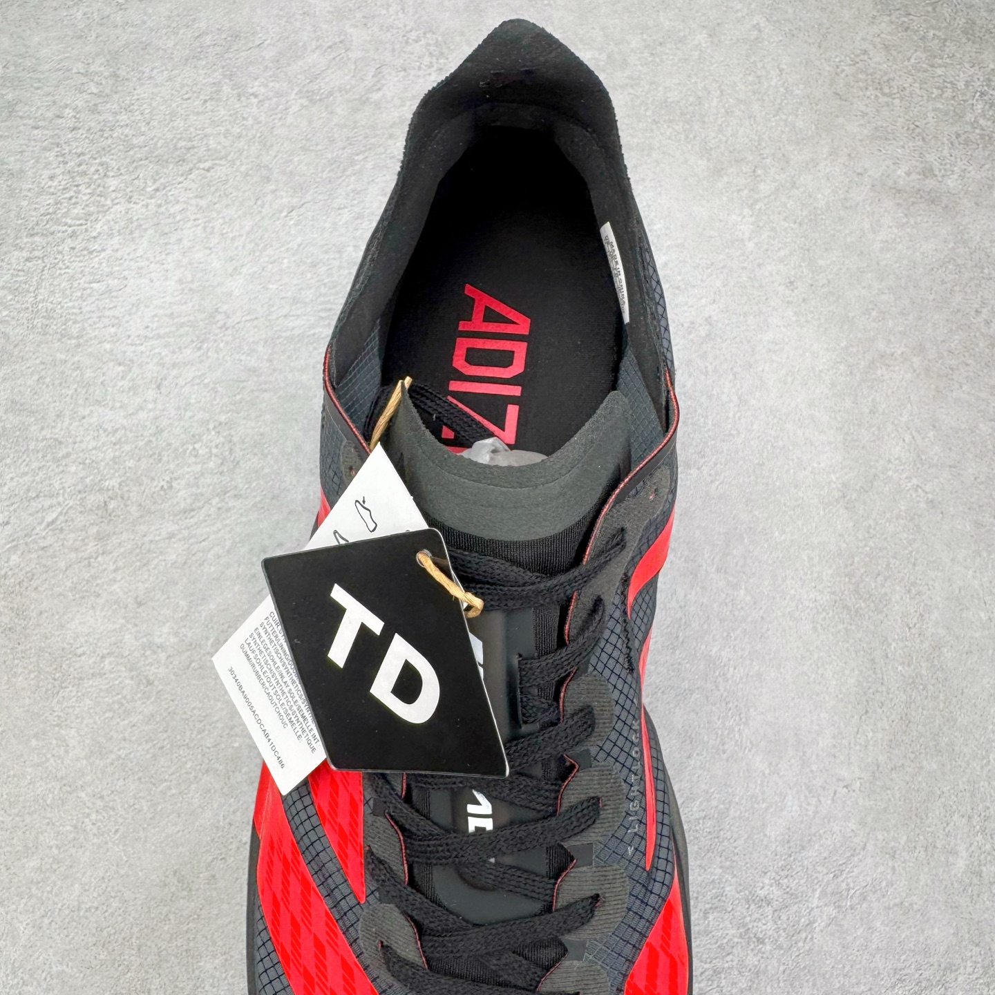 图片[5]-AMG Motorsport x AD Adizero Adios Pro 4 M 时尚舒适跑步鞋 联名黑红 CELERMESH针织网面非常轻薄 纤维间的缝隙很大 可以保证跑步时的透气、排汗效果 鞋舌直接与两侧的内衬和鞋底连接在一起 在跑步过程中不会被鞋舌的左右移动所困扰 在标准鞋带孔的基础上再拓宽一组鞋带孔 适合不同脚型的需求 突破性 EnergyRods 技术，有助于跑者实现更好的成绩 中底独特的LIGHTSTRIKE PRO泡棉材质 微弹感觉在跑步过程中给予了良好的支撑体验 对于顶级精英和高水平进阶跑者来说 ADIOS PRO是一双值得信赖的竞速比赛用鞋 尺码：36 36.5 37.5 38 38.5 39 40 40.5 41 42 42.5 43 44 44.5 45-选品中心
