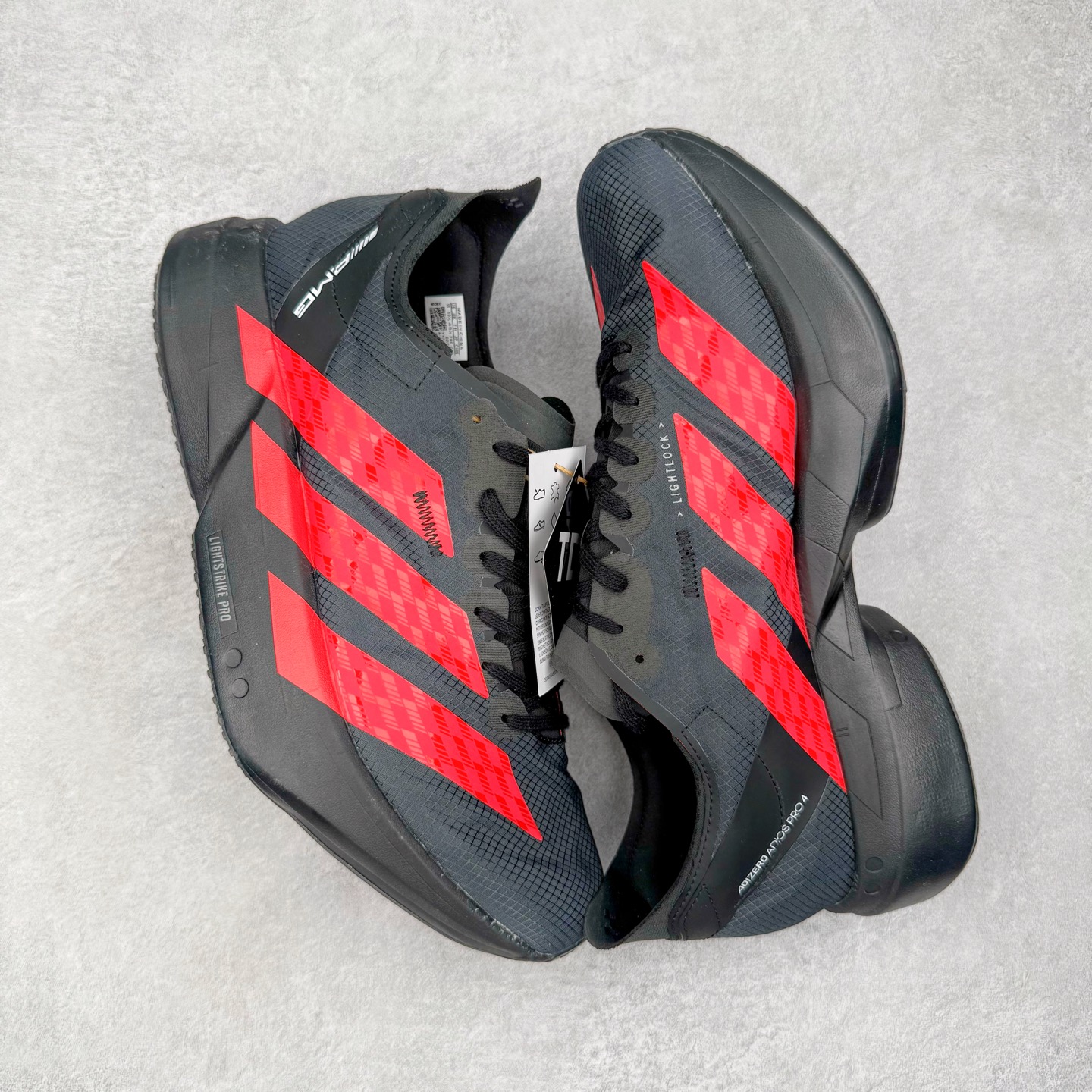 图片[3]-AMG Motorsport x AD Adizero Adios Pro 4 M 时尚舒适跑步鞋 联名黑红 CELERMESH针织网面非常轻薄 纤维间的缝隙很大 可以保证跑步时的透气、排汗效果 鞋舌直接与两侧的内衬和鞋底连接在一起 在跑步过程中不会被鞋舌的左右移动所困扰 在标准鞋带孔的基础上再拓宽一组鞋带孔 适合不同脚型的需求 突破性 EnergyRods 技术，有助于跑者实现更好的成绩 中底独特的LIGHTSTRIKE PRO泡棉材质 微弹感觉在跑步过程中给予了良好的支撑体验 对于顶级精英和高水平进阶跑者来说 ADIOS PRO是一双值得信赖的竞速比赛用鞋 尺码：36 36.5 37.5 38 38.5 39 40 40.5 41 42 42.5 43 44 44.5 45-选品中心