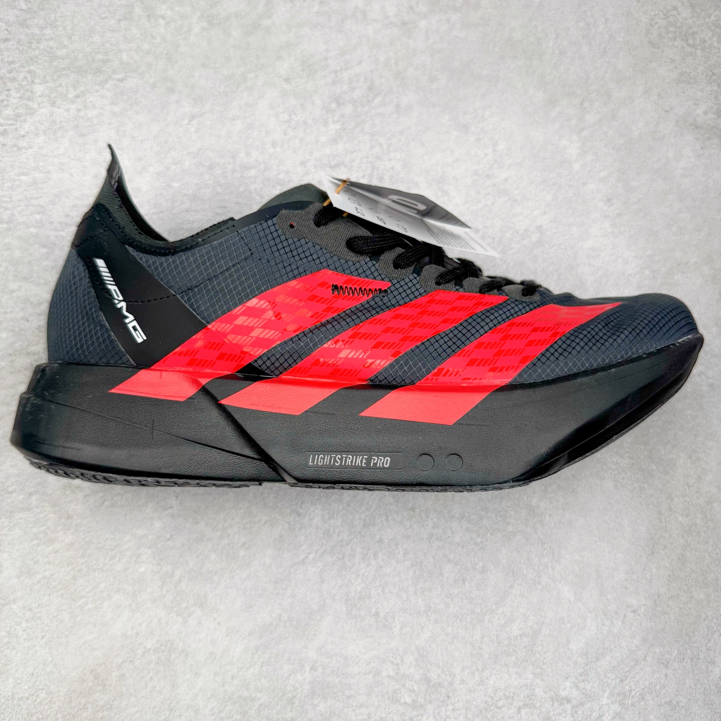 AMG Motorsport x AD Adizero Adios Pro 4 M 时尚舒适跑步鞋 联名黑红 CELERMESH针织网面非常轻薄 纤维间的缝隙很大 可以保证跑步时的透气、排汗效果 鞋舌直接与两侧的内衬和鞋底连接在一起 在跑步过程中不会被鞋舌的左右移动所困扰 在标准鞋带孔的基础上再拓宽一组鞋带孔 适合不同脚型的需求 突破性 EnergyRods 技术，有助于跑者实现更好的成绩 中底独特的LIGHTSTRIKE PRO泡棉材质 微弹感觉在跑步过程中给予了良好的支撑体验 对于顶级精英和高水平进阶跑者来说 ADIOS PRO是一双值得信赖的竞速比赛用鞋 尺码：36 36.5 37.5 38 38.5 39 40 40.5 41 42 42.5 43 44 44.5 45-选品中心