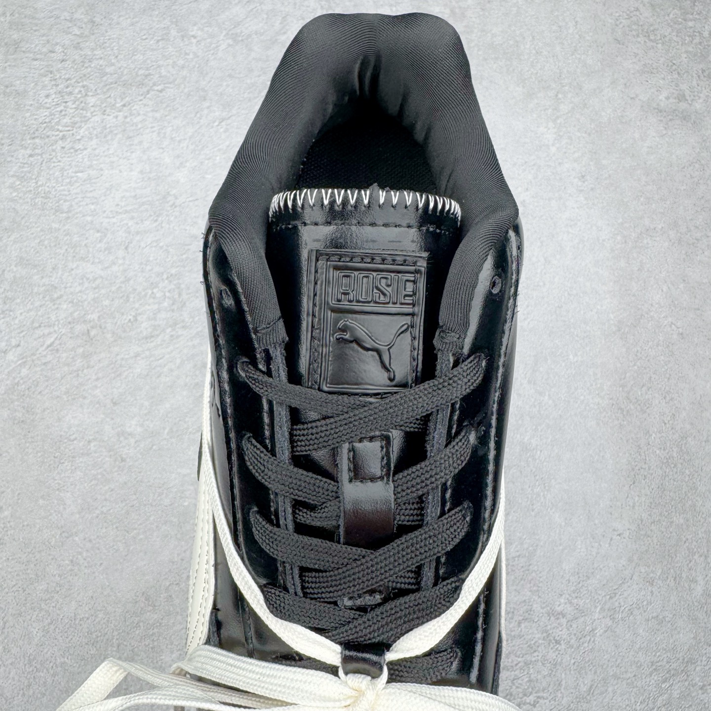 图片[5]-Rose x PUMA Speedcat 彪马联名系列情侣薄底赛车德训双鞋带舒适百搭生活休闲鞋 男女同款 鞋款从80、90年代赛车手所穿的防火赛车鞋为原型，鞋身线条模仿了赛车的流线廓形，体现了空气动力学原理的结构。简约流畅的外观，恰好又和贯穿其中的Formstrip Logo融合恰到好处，视觉上细节丰富且协调。本次Speedcat OG鞋款归来，最大看点自然式保留了窄版鞋型以及薄底构造。这两年各品牌鞋底越做越厚，Speedcat反其道而行之，上脚几乎无鞋底的效果带来耳目一新的视觉体验。鞋面依旧是以质感细腻的麂皮材质打造，并且大面积近乎全包裹的使用，复古味道也愈发浓烈。配色上更是将最原始的黑色和红色带回，向F1赛车队的标志性队服致敬。相信让各位一眼种草的更多是出挑的大红色，上脚即可瞬间点亮整体造型，在以球鞋为核心的OOTD中脱颖而出。而另一款黑色则是低调的万金油，彰显新潮个性的同时又不喧宾夺主，也是热爱简约系穿搭朋友的首选。 尺码：36 37 37.5 38 38.5 39 40 40.5 41 42 42.5 43 44 44.5 45-选品中心