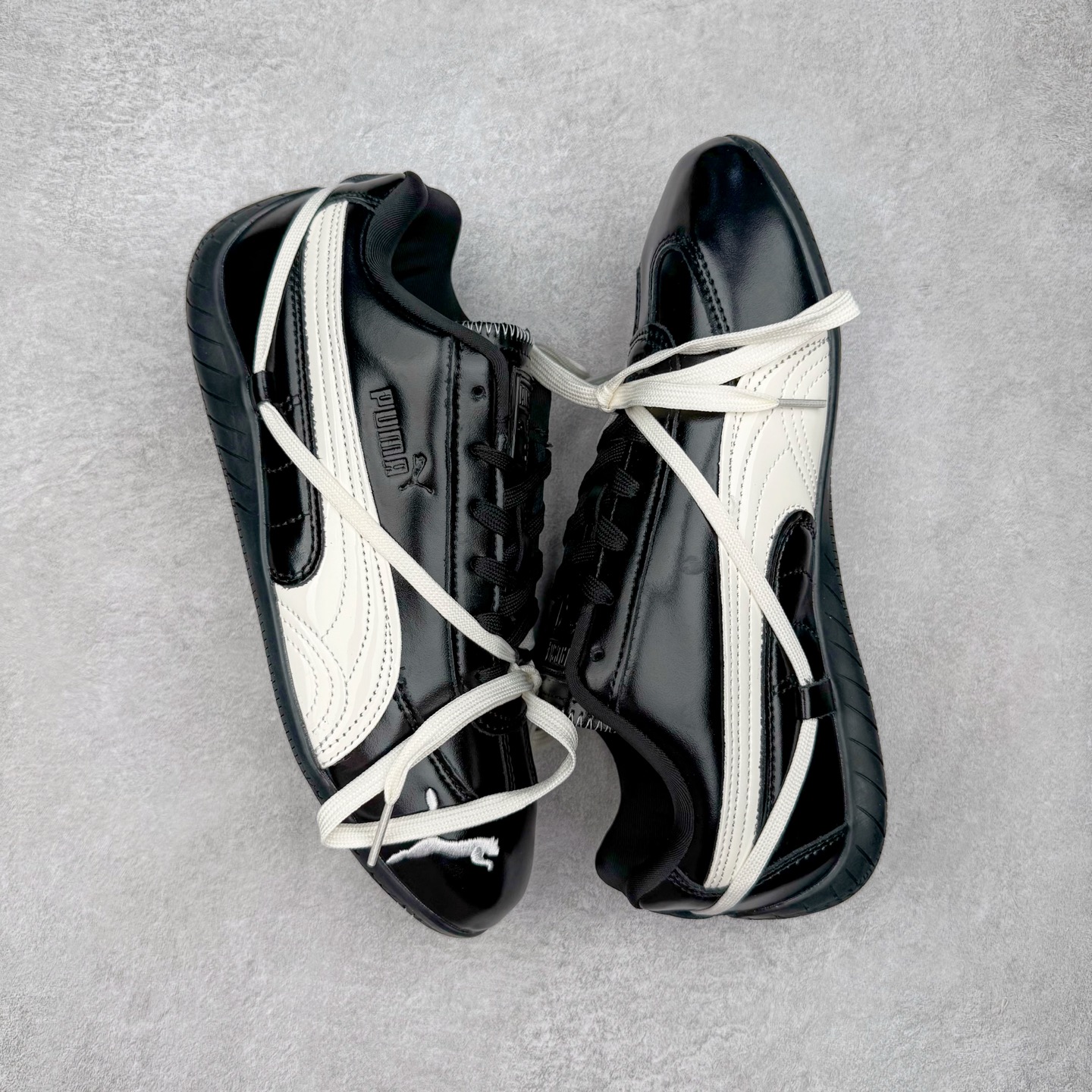 图片[3]-Rose x PUMA Speedcat 彪马联名系列情侣薄底赛车德训双鞋带舒适百搭生活休闲鞋 男女同款 鞋款从80、90年代赛车手所穿的防火赛车鞋为原型，鞋身线条模仿了赛车的流线廓形，体现了空气动力学原理的结构。简约流畅的外观，恰好又和贯穿其中的Formstrip Logo融合恰到好处，视觉上细节丰富且协调。本次Speedcat OG鞋款归来，最大看点自然式保留了窄版鞋型以及薄底构造。这两年各品牌鞋底越做越厚，Speedcat反其道而行之，上脚几乎无鞋底的效果带来耳目一新的视觉体验。鞋面依旧是以质感细腻的麂皮材质打造，并且大面积近乎全包裹的使用，复古味道也愈发浓烈。配色上更是将最原始的黑色和红色带回，向F1赛车队的标志性队服致敬。相信让各位一眼种草的更多是出挑的大红色，上脚即可瞬间点亮整体造型，在以球鞋为核心的OOTD中脱颖而出。而另一款黑色则是低调的万金油，彰显新潮个性的同时又不喧宾夺主，也是热爱简约系穿搭朋友的首选。 尺码：36 37 37.5 38 38.5 39 40 40.5 41 42 42.5 43 44 44.5 45-选品中心