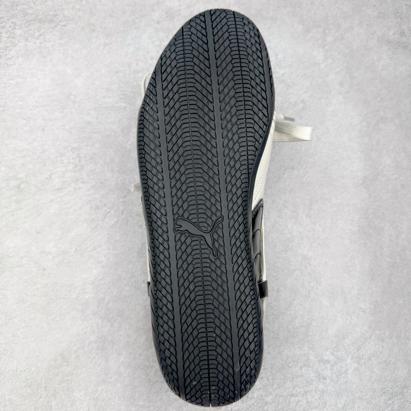 图片[9]-Rose x PUMA Speedcat 彪马联名系列情侣薄底赛车德训双鞋带舒适百搭生活休闲鞋 男女同款 鞋款从80、90年代赛车手所穿的防火赛车鞋为原型，鞋身线条模仿了赛车的流线廓形，体现了空气动力学原理的结构。简约流畅的外观，恰好又和贯穿其中的Formstrip Logo融合恰到好处，视觉上细节丰富且协调。本次Speedcat OG鞋款归来，最大看点自然式保留了窄版鞋型以及薄底构造。这两年各品牌鞋底越做越厚，Speedcat反其道而行之，上脚几乎无鞋底的效果带来耳目一新的视觉体验。鞋面依旧是以质感细腻的麂皮材质打造，并且大面积近乎全包裹的使用，复古味道也愈发浓烈。配色上更是将最原始的黑色和红色带回，向F1赛车队的标志性队服致敬。相信让各位一眼种草的更多是出挑的大红色，上脚即可瞬间点亮整体造型，在以球鞋为核心的OOTD中脱颖而出。而另一款黑色则是低调的万金油，彰显新潮个性的同时又不喧宾夺主，也是热爱简约系穿搭朋友的首选。 尺码：36 37 37.5 38 38.5 39 40 40.5 41 42 42.5 43 44 44.5 45-选品中心