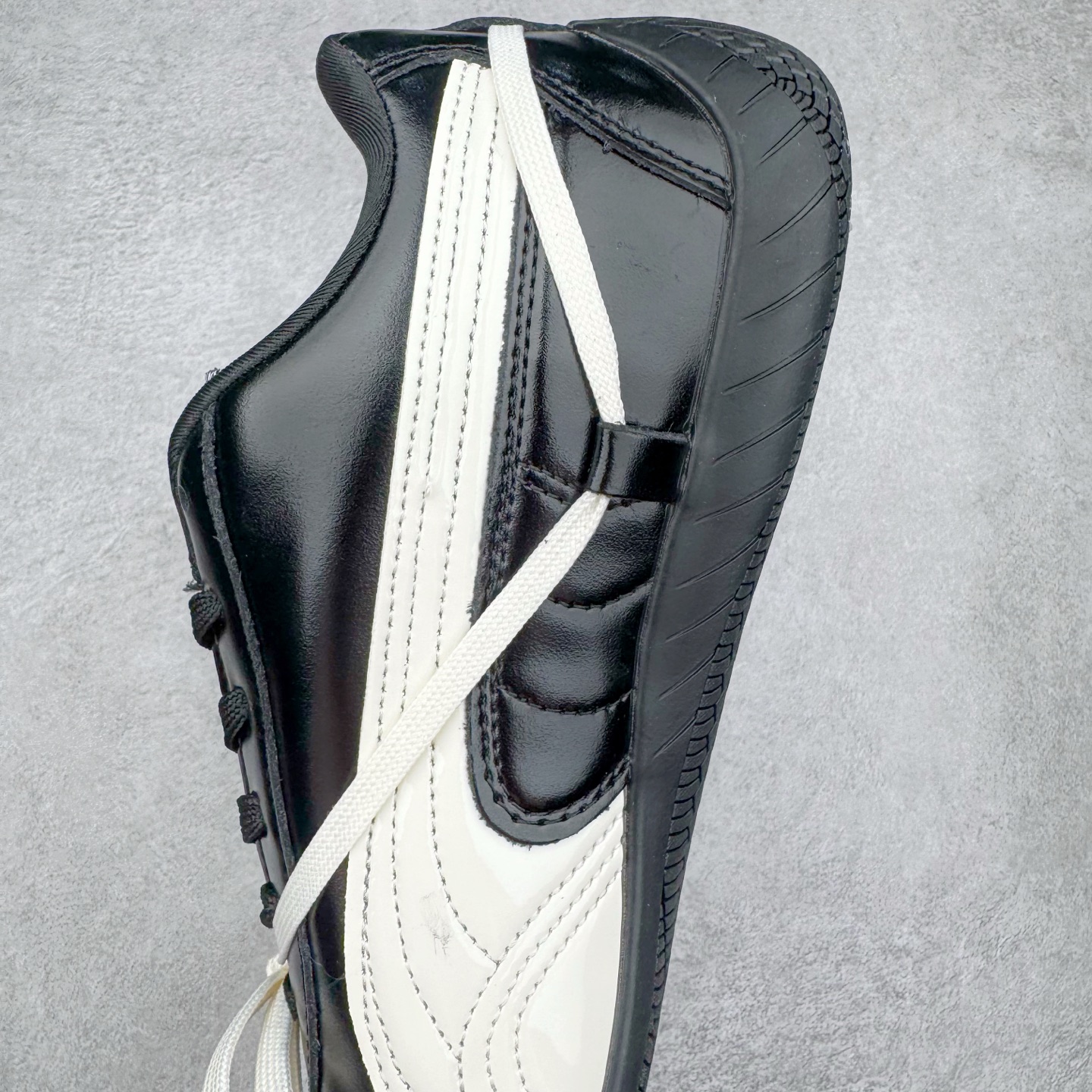 图片[7]-Rose x PUMA Speedcat 彪马联名系列情侣薄底赛车德训双鞋带舒适百搭生活休闲鞋 男女同款 鞋款从80、90年代赛车手所穿的防火赛车鞋为原型，鞋身线条模仿了赛车的流线廓形，体现了空气动力学原理的结构。简约流畅的外观，恰好又和贯穿其中的Formstrip Logo融合恰到好处，视觉上细节丰富且协调。本次Speedcat OG鞋款归来，最大看点自然式保留了窄版鞋型以及薄底构造。这两年各品牌鞋底越做越厚，Speedcat反其道而行之，上脚几乎无鞋底的效果带来耳目一新的视觉体验。鞋面依旧是以质感细腻的麂皮材质打造，并且大面积近乎全包裹的使用，复古味道也愈发浓烈。配色上更是将最原始的黑色和红色带回，向F1赛车队的标志性队服致敬。相信让各位一眼种草的更多是出挑的大红色，上脚即可瞬间点亮整体造型，在以球鞋为核心的OOTD中脱颖而出。而另一款黑色则是低调的万金油，彰显新潮个性的同时又不喧宾夺主，也是热爱简约系穿搭朋友的首选。 尺码：36 37 37.5 38 38.5 39 40 40.5 41 42 42.5 43 44 44.5 45-选品中心