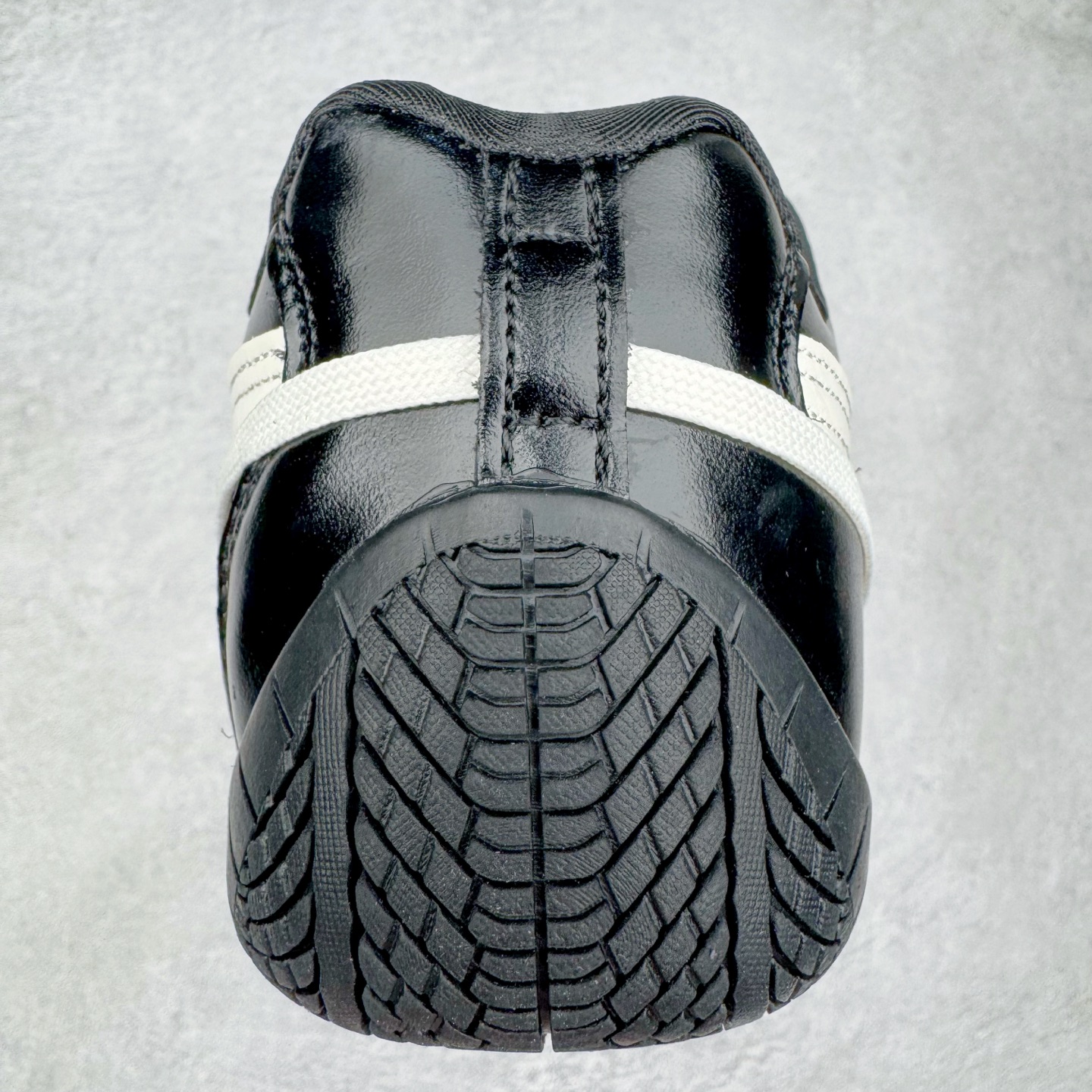 图片[8]-Rose x PUMA Speedcat 彪马联名系列情侣薄底赛车德训双鞋带舒适百搭生活休闲鞋 男女同款 鞋款从80、90年代赛车手所穿的防火赛车鞋为原型，鞋身线条模仿了赛车的流线廓形，体现了空气动力学原理的结构。简约流畅的外观，恰好又和贯穿其中的Formstrip Logo融合恰到好处，视觉上细节丰富且协调。本次Speedcat OG鞋款归来，最大看点自然式保留了窄版鞋型以及薄底构造。这两年各品牌鞋底越做越厚，Speedcat反其道而行之，上脚几乎无鞋底的效果带来耳目一新的视觉体验。鞋面依旧是以质感细腻的麂皮材质打造，并且大面积近乎全包裹的使用，复古味道也愈发浓烈。配色上更是将最原始的黑色和红色带回，向F1赛车队的标志性队服致敬。相信让各位一眼种草的更多是出挑的大红色，上脚即可瞬间点亮整体造型，在以球鞋为核心的OOTD中脱颖而出。而另一款黑色则是低调的万金油，彰显新潮个性的同时又不喧宾夺主，也是热爱简约系穿搭朋友的首选。 尺码：36 37 37.5 38 38.5 39 40 40.5 41 42 42.5 43 44 44.5 45-选品中心