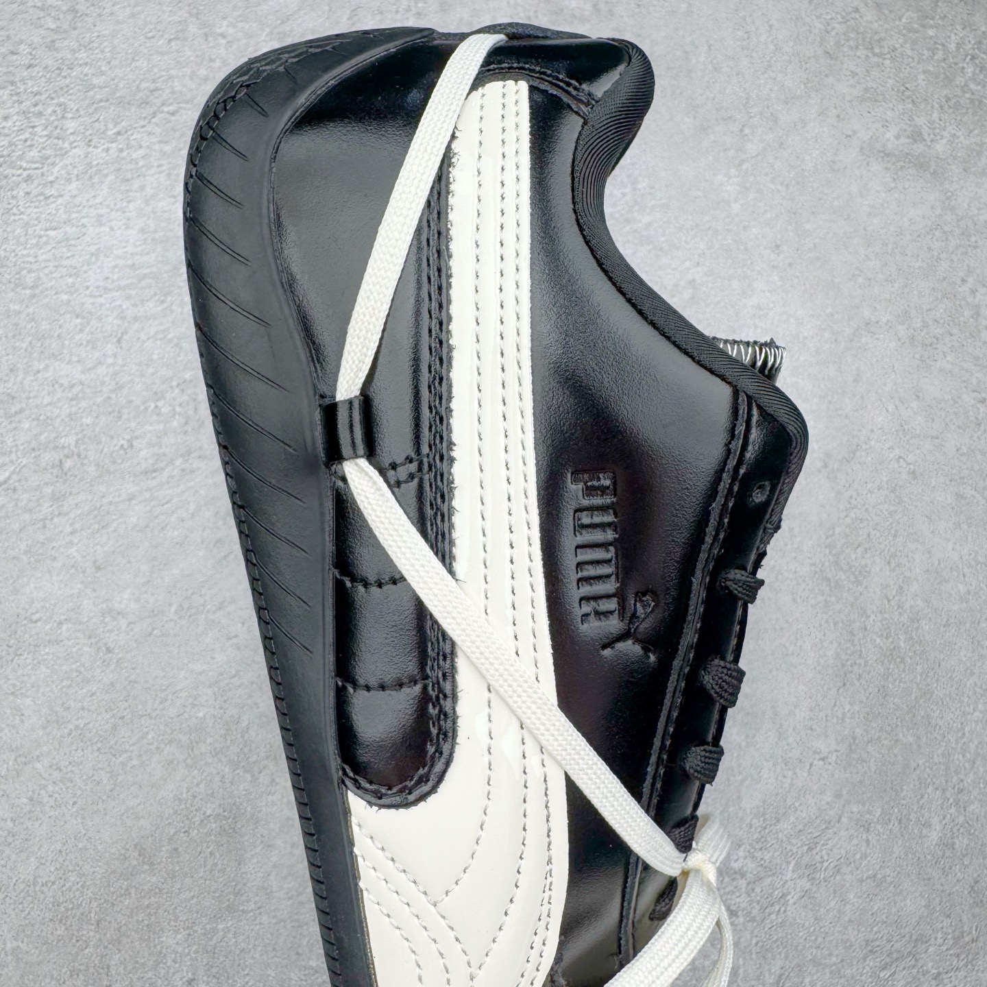 图片[6]-Rose x PUMA Speedcat 彪马联名系列情侣薄底赛车德训双鞋带舒适百搭生活休闲鞋 男女同款 鞋款从80、90年代赛车手所穿的防火赛车鞋为原型，鞋身线条模仿了赛车的流线廓形，体现了空气动力学原理的结构。简约流畅的外观，恰好又和贯穿其中的Formstrip Logo融合恰到好处，视觉上细节丰富且协调。本次Speedcat OG鞋款归来，最大看点自然式保留了窄版鞋型以及薄底构造。这两年各品牌鞋底越做越厚，Speedcat反其道而行之，上脚几乎无鞋底的效果带来耳目一新的视觉体验。鞋面依旧是以质感细腻的麂皮材质打造，并且大面积近乎全包裹的使用，复古味道也愈发浓烈。配色上更是将最原始的黑色和红色带回，向F1赛车队的标志性队服致敬。相信让各位一眼种草的更多是出挑的大红色，上脚即可瞬间点亮整体造型，在以球鞋为核心的OOTD中脱颖而出。而另一款黑色则是低调的万金油，彰显新潮个性的同时又不喧宾夺主，也是热爱简约系穿搭朋友的首选。 尺码：36 37 37.5 38 38.5 39 40 40.5 41 42 42.5 43 44 44.5 45-选品中心