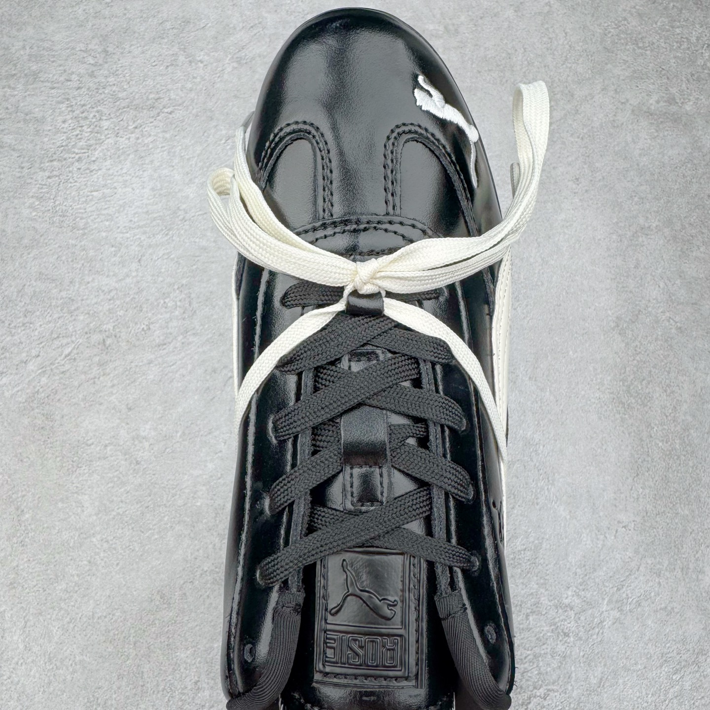 图片[4]-Rose x PUMA Speedcat 彪马联名系列情侣薄底赛车德训双鞋带舒适百搭生活休闲鞋 男女同款 鞋款从80、90年代赛车手所穿的防火赛车鞋为原型，鞋身线条模仿了赛车的流线廓形，体现了空气动力学原理的结构。简约流畅的外观，恰好又和贯穿其中的Formstrip Logo融合恰到好处，视觉上细节丰富且协调。本次Speedcat OG鞋款归来，最大看点自然式保留了窄版鞋型以及薄底构造。这两年各品牌鞋底越做越厚，Speedcat反其道而行之，上脚几乎无鞋底的效果带来耳目一新的视觉体验。鞋面依旧是以质感细腻的麂皮材质打造，并且大面积近乎全包裹的使用，复古味道也愈发浓烈。配色上更是将最原始的黑色和红色带回，向F1赛车队的标志性队服致敬。相信让各位一眼种草的更多是出挑的大红色，上脚即可瞬间点亮整体造型，在以球鞋为核心的OOTD中脱颖而出。而另一款黑色则是低调的万金油，彰显新潮个性的同时又不喧宾夺主，也是热爱简约系穿搭朋友的首选。 尺码：36 37 37.5 38 38.5 39 40 40.5 41 42 42.5 43 44 44.5 45-选品中心