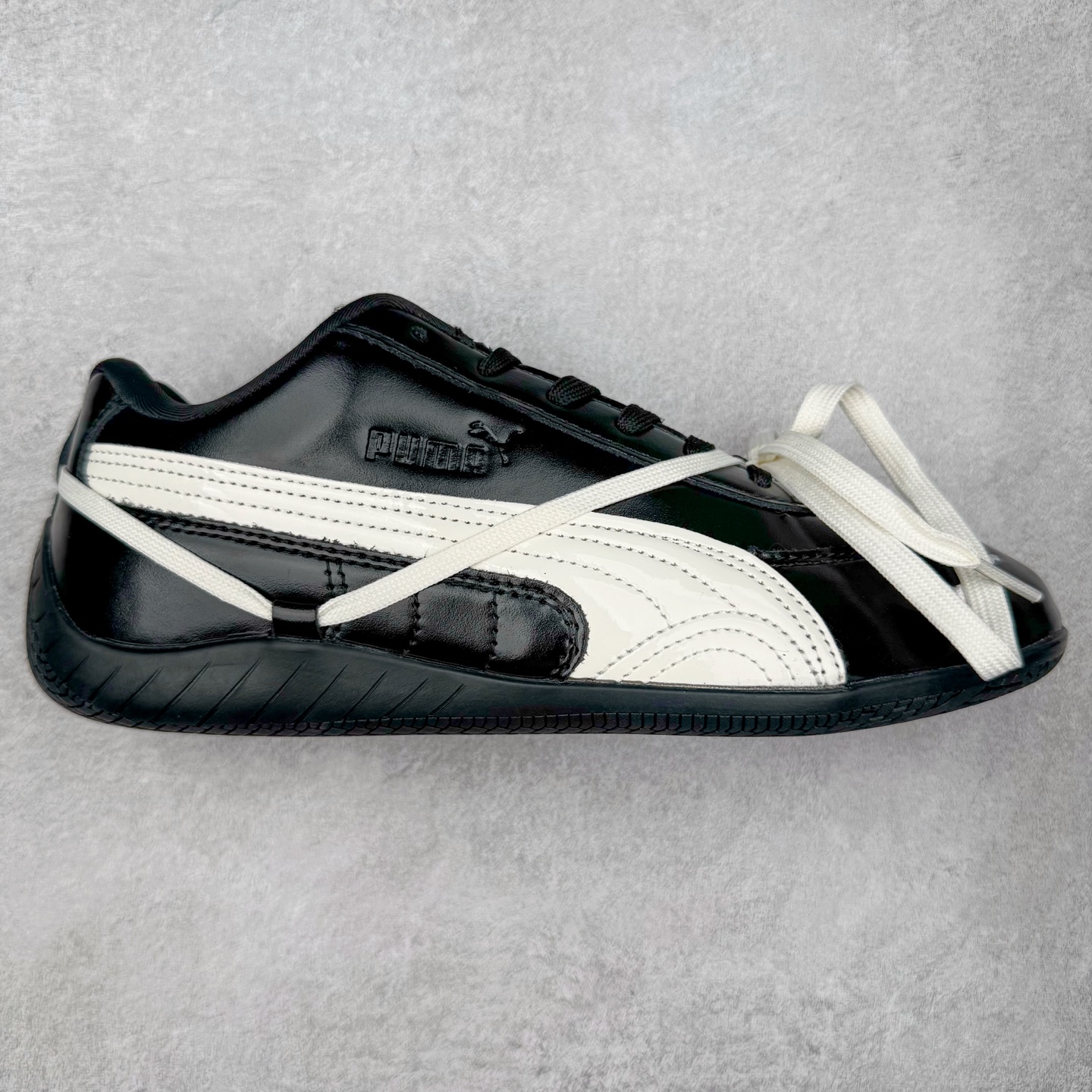 Rose x PUMA Speedcat 彪马联名系列情侣薄底赛车德训双鞋带舒适百搭生活休闲鞋 男女同款 鞋款从80、90年代赛车手所穿的防火赛车鞋为原型，鞋身线条模仿了赛车的流线廓形，体现了空气动力学原理的结构。简约流畅的外观，恰好又和贯穿其中的Formstrip Logo融合恰到好处，视觉上细节丰富且协调。本次Speedcat OG鞋款归来，最大看点自然式保留了窄版鞋型以及薄底构造。这两年各品牌鞋底越做越厚，Speedcat反其道而行之，上脚几乎无鞋底的效果带来耳目一新的视觉体验。鞋面依旧是以质感细腻的麂皮材质打造，并且大面积近乎全包裹的使用，复古味道也愈发浓烈。配色上更是将最原始的黑色和红色带回，向F1赛车队的标志性队服致敬。相信让各位一眼种草的更多是出挑的大红色，上脚即可瞬间点亮整体造型，在以球鞋为核心的OOTD中脱颖而出。而另一款黑色则是低调的万金油，彰显新潮个性的同时又不喧宾夺主，也是热爱简约系穿搭朋友的首选。 尺码：36 37 37.5 38 38.5 39 40 40.5 41 42 42.5 43 44 44.5 45-选品中心