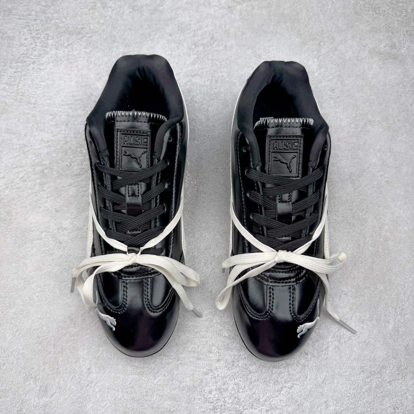 图片[2]-Rose x PUMA Speedcat 彪马联名系列情侣薄底赛车德训双鞋带舒适百搭生活休闲鞋 男女同款 鞋款从80、90年代赛车手所穿的防火赛车鞋为原型，鞋身线条模仿了赛车的流线廓形，体现了空气动力学原理的结构。简约流畅的外观，恰好又和贯穿其中的Formstrip Logo融合恰到好处，视觉上细节丰富且协调。本次Speedcat OG鞋款归来，最大看点自然式保留了窄版鞋型以及薄底构造。这两年各品牌鞋底越做越厚，Speedcat反其道而行之，上脚几乎无鞋底的效果带来耳目一新的视觉体验。鞋面依旧是以质感细腻的麂皮材质打造，并且大面积近乎全包裹的使用，复古味道也愈发浓烈。配色上更是将最原始的黑色和红色带回，向F1赛车队的标志性队服致敬。相信让各位一眼种草的更多是出挑的大红色，上脚即可瞬间点亮整体造型，在以球鞋为核心的OOTD中脱颖而出。而另一款黑色则是低调的万金油，彰显新潮个性的同时又不喧宾夺主，也是热爱简约系穿搭朋友的首选。 尺码：36 37 37.5 38 38.5 39 40 40.5 41 42 42.5 43 44 44.5 45-选品中心