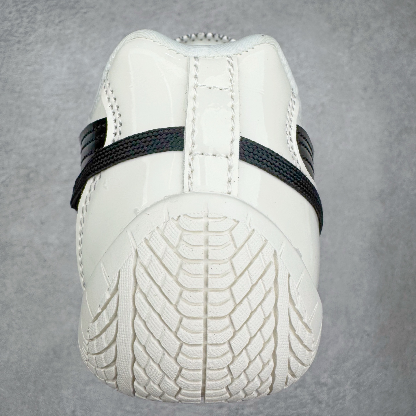 图片[8]-Rose x PUMA Speedcat 彪马联名系列情侣薄底赛车德训双鞋带舒适百搭生活休闲鞋 男女同款 鞋款从80、90年代赛车手所穿的防火赛车鞋为原型，鞋身线条模仿了赛车的流线廓形，体现了空气动力学原理的结构。简约流畅的外观，恰好又和贯穿其中的Formstrip Logo融合恰到好处，视觉上细节丰富且协调。本次Speedcat OG鞋款归来，最大看点自然式保留了窄版鞋型以及薄底构造。这两年各品牌鞋底越做越厚，Speedcat反其道而行之，上脚几乎无鞋底的效果带来耳目一新的视觉体验。鞋面依旧是以质感细腻的麂皮材质打造，并且大面积近乎全包裹的使用，复古味道也愈发浓烈。配色上更是将最原始的黑色和红色带回，向F1赛车队的标志性队服致敬。相信让各位一眼种草的更多是出挑的大红色，上脚即可瞬间点亮整体造型，在以球鞋为核心的OOTD中脱颖而出。而另一款黑色则是低调的万金油，彰显新潮个性的同时又不喧宾夺主，也是热爱简约系穿搭朋友的首选。 尺码：36 37 37.5 38 38.5 39 40 40.5 41 42 42.5 43 44 44.5 45-选品中心