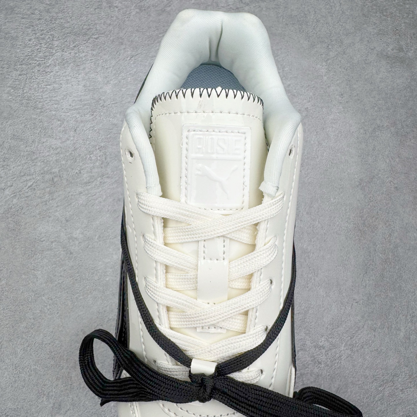 图片[5]-Rose x PUMA Speedcat 彪马联名系列情侣薄底赛车德训双鞋带舒适百搭生活休闲鞋 男女同款 鞋款从80、90年代赛车手所穿的防火赛车鞋为原型，鞋身线条模仿了赛车的流线廓形，体现了空气动力学原理的结构。简约流畅的外观，恰好又和贯穿其中的Formstrip Logo融合恰到好处，视觉上细节丰富且协调。本次Speedcat OG鞋款归来，最大看点自然式保留了窄版鞋型以及薄底构造。这两年各品牌鞋底越做越厚，Speedcat反其道而行之，上脚几乎无鞋底的效果带来耳目一新的视觉体验。鞋面依旧是以质感细腻的麂皮材质打造，并且大面积近乎全包裹的使用，复古味道也愈发浓烈。配色上更是将最原始的黑色和红色带回，向F1赛车队的标志性队服致敬。相信让各位一眼种草的更多是出挑的大红色，上脚即可瞬间点亮整体造型，在以球鞋为核心的OOTD中脱颖而出。而另一款黑色则是低调的万金油，彰显新潮个性的同时又不喧宾夺主，也是热爱简约系穿搭朋友的首选。 尺码：36 37 37.5 38 38.5 39 40 40.5 41 42 42.5 43 44 44.5 45-选品中心