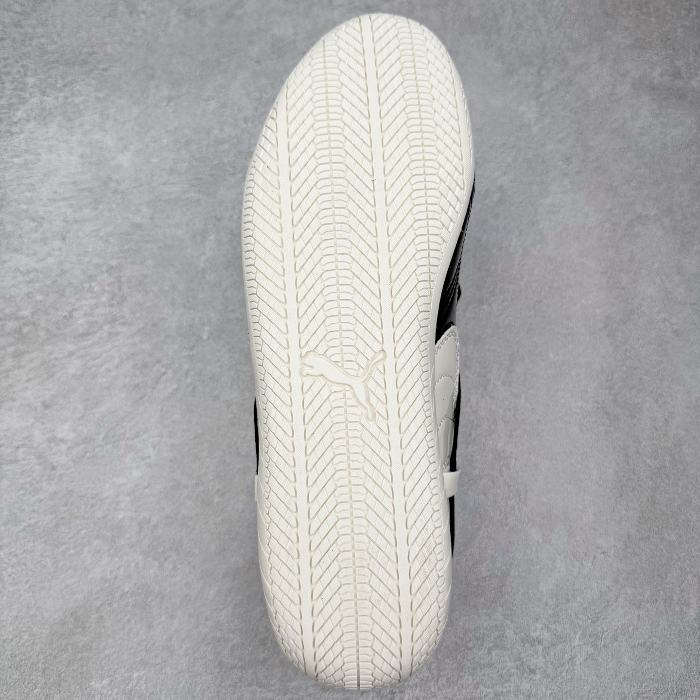 图片[9]-Rose x PUMA Speedcat 彪马联名系列情侣薄底赛车德训双鞋带舒适百搭生活休闲鞋 男女同款 鞋款从80、90年代赛车手所穿的防火赛车鞋为原型，鞋身线条模仿了赛车的流线廓形，体现了空气动力学原理的结构。简约流畅的外观，恰好又和贯穿其中的Formstrip Logo融合恰到好处，视觉上细节丰富且协调。本次Speedcat OG鞋款归来，最大看点自然式保留了窄版鞋型以及薄底构造。这两年各品牌鞋底越做越厚，Speedcat反其道而行之，上脚几乎无鞋底的效果带来耳目一新的视觉体验。鞋面依旧是以质感细腻的麂皮材质打造，并且大面积近乎全包裹的使用，复古味道也愈发浓烈。配色上更是将最原始的黑色和红色带回，向F1赛车队的标志性队服致敬。相信让各位一眼种草的更多是出挑的大红色，上脚即可瞬间点亮整体造型，在以球鞋为核心的OOTD中脱颖而出。而另一款黑色则是低调的万金油，彰显新潮个性的同时又不喧宾夺主，也是热爱简约系穿搭朋友的首选。 尺码：36 37 37.5 38 38.5 39 40 40.5 41 42 42.5 43 44 44.5 45-选品中心