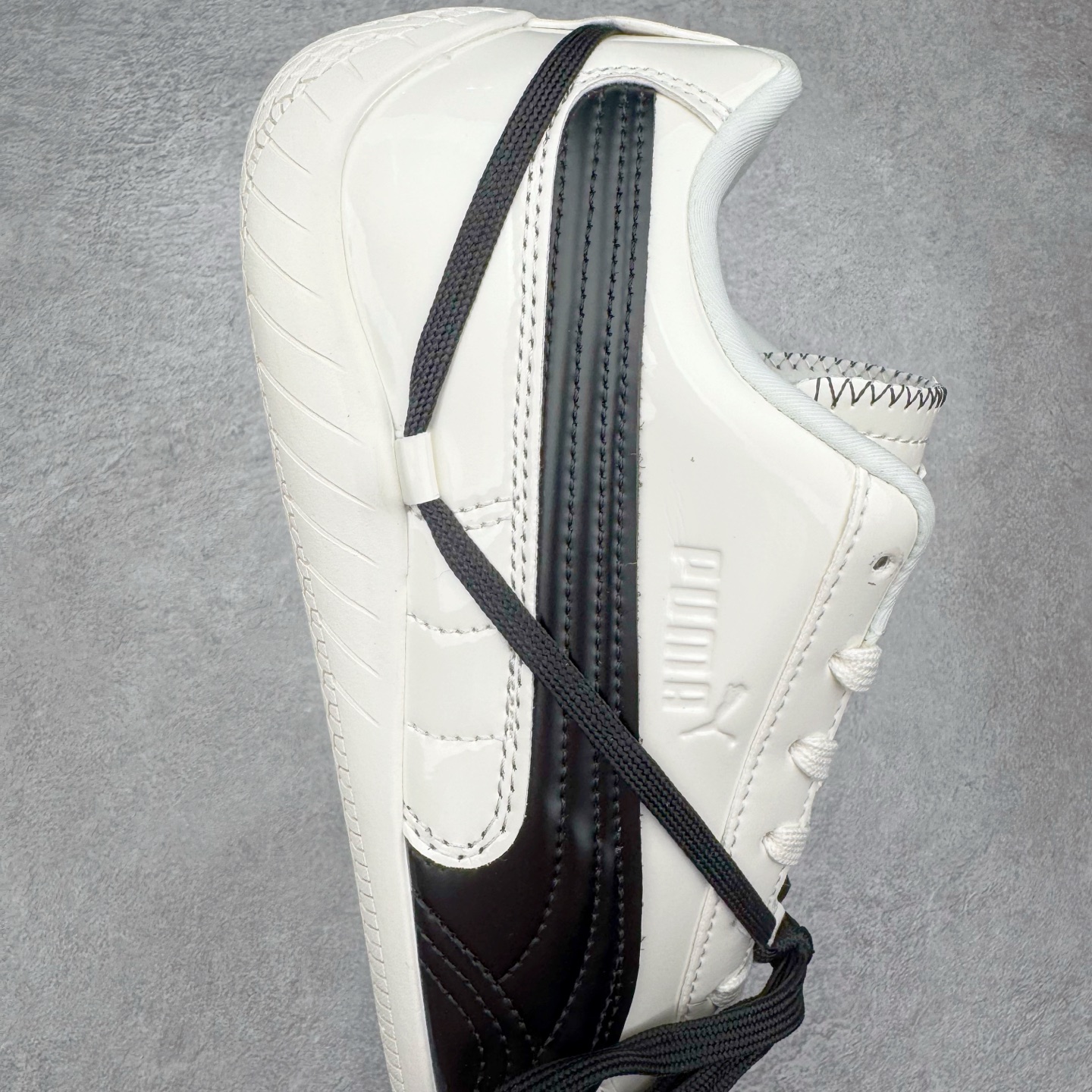 图片[6]-Rose x PUMA Speedcat 彪马联名系列情侣薄底赛车德训双鞋带舒适百搭生活休闲鞋 男女同款 鞋款从80、90年代赛车手所穿的防火赛车鞋为原型，鞋身线条模仿了赛车的流线廓形，体现了空气动力学原理的结构。简约流畅的外观，恰好又和贯穿其中的Formstrip Logo融合恰到好处，视觉上细节丰富且协调。本次Speedcat OG鞋款归来，最大看点自然式保留了窄版鞋型以及薄底构造。这两年各品牌鞋底越做越厚，Speedcat反其道而行之，上脚几乎无鞋底的效果带来耳目一新的视觉体验。鞋面依旧是以质感细腻的麂皮材质打造，并且大面积近乎全包裹的使用，复古味道也愈发浓烈。配色上更是将最原始的黑色和红色带回，向F1赛车队的标志性队服致敬。相信让各位一眼种草的更多是出挑的大红色，上脚即可瞬间点亮整体造型，在以球鞋为核心的OOTD中脱颖而出。而另一款黑色则是低调的万金油，彰显新潮个性的同时又不喧宾夺主，也是热爱简约系穿搭朋友的首选。 尺码：36 37 37.5 38 38.5 39 40 40.5 41 42 42.5 43 44 44.5 45-选品中心