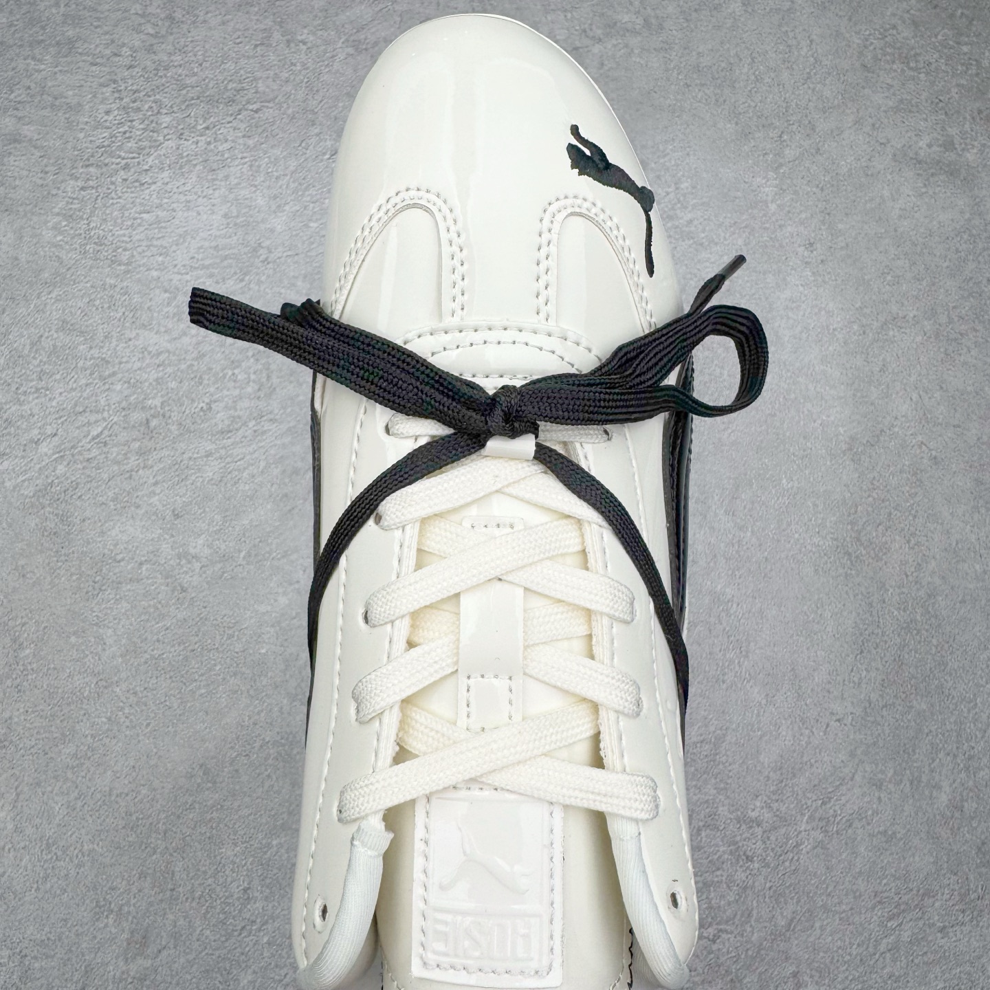 图片[4]-Rose x PUMA Speedcat 彪马联名系列情侣薄底赛车德训双鞋带舒适百搭生活休闲鞋 男女同款 鞋款从80、90年代赛车手所穿的防火赛车鞋为原型，鞋身线条模仿了赛车的流线廓形，体现了空气动力学原理的结构。简约流畅的外观，恰好又和贯穿其中的Formstrip Logo融合恰到好处，视觉上细节丰富且协调。本次Speedcat OG鞋款归来，最大看点自然式保留了窄版鞋型以及薄底构造。这两年各品牌鞋底越做越厚，Speedcat反其道而行之，上脚几乎无鞋底的效果带来耳目一新的视觉体验。鞋面依旧是以质感细腻的麂皮材质打造，并且大面积近乎全包裹的使用，复古味道也愈发浓烈。配色上更是将最原始的黑色和红色带回，向F1赛车队的标志性队服致敬。相信让各位一眼种草的更多是出挑的大红色，上脚即可瞬间点亮整体造型，在以球鞋为核心的OOTD中脱颖而出。而另一款黑色则是低调的万金油，彰显新潮个性的同时又不喧宾夺主，也是热爱简约系穿搭朋友的首选。 尺码：36 37 37.5 38 38.5 39 40 40.5 41 42 42.5 43 44 44.5 45-选品中心