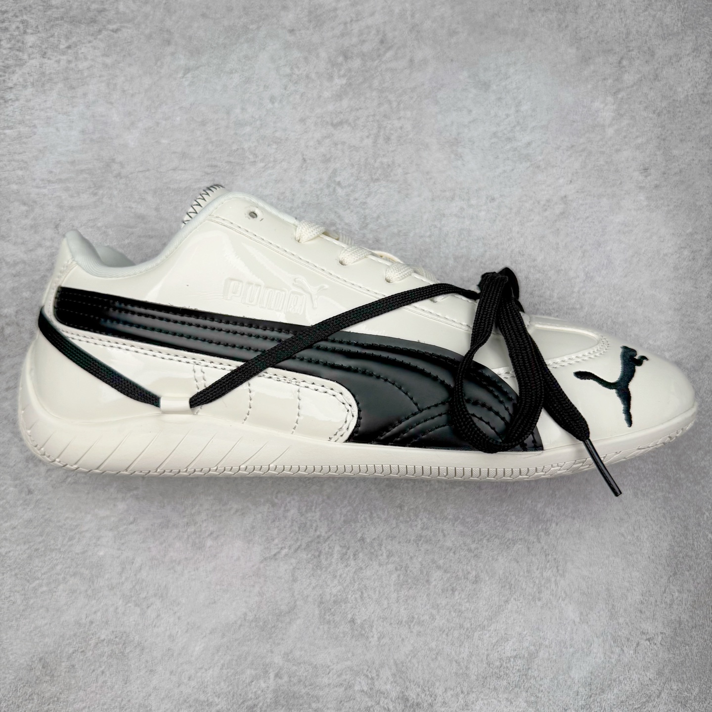 Rose x PUMA Speedcat 彪马联名系列情侣薄底赛车德训双鞋带舒适百搭生活休闲鞋 男女同款 鞋款从80、90年代赛车手所穿的防火赛车鞋为原型，鞋身线条模仿了赛车的流线廓形，体现了空气动力学原理的结构。简约流畅的外观，恰好又和贯穿其中的Formstrip Logo融合恰到好处，视觉上细节丰富且协调。本次Speedcat OG鞋款归来，最大看点自然式保留了窄版鞋型以及薄底构造。这两年各品牌鞋底越做越厚，Speedcat反其道而行之，上脚几乎无鞋底的效果带来耳目一新的视觉体验。鞋面依旧是以质感细腻的麂皮材质打造，并且大面积近乎全包裹的使用，复古味道也愈发浓烈。配色上更是将最原始的黑色和红色带回，向F1赛车队的标志性队服致敬。相信让各位一眼种草的更多是出挑的大红色，上脚即可瞬间点亮整体造型，在以球鞋为核心的OOTD中脱颖而出。而另一款黑色则是低调的万金油，彰显新潮个性的同时又不喧宾夺主，也是热爱简约系穿搭朋友的首选。 尺码：36 37 37.5 38 38.5 39 40 40.5 41 42 42.5 43 44 44.5 45-选品中心