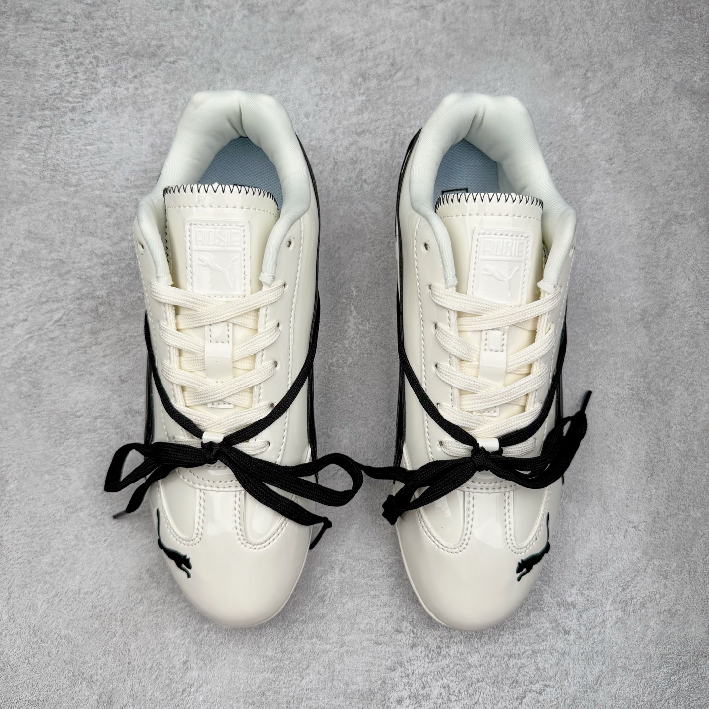 图片[2]-Rose x PUMA Speedcat 彪马联名系列情侣薄底赛车德训双鞋带舒适百搭生活休闲鞋 男女同款 鞋款从80、90年代赛车手所穿的防火赛车鞋为原型，鞋身线条模仿了赛车的流线廓形，体现了空气动力学原理的结构。简约流畅的外观，恰好又和贯穿其中的Formstrip Logo融合恰到好处，视觉上细节丰富且协调。本次Speedcat OG鞋款归来，最大看点自然式保留了窄版鞋型以及薄底构造。这两年各品牌鞋底越做越厚，Speedcat反其道而行之，上脚几乎无鞋底的效果带来耳目一新的视觉体验。鞋面依旧是以质感细腻的麂皮材质打造，并且大面积近乎全包裹的使用，复古味道也愈发浓烈。配色上更是将最原始的黑色和红色带回，向F1赛车队的标志性队服致敬。相信让各位一眼种草的更多是出挑的大红色，上脚即可瞬间点亮整体造型，在以球鞋为核心的OOTD中脱颖而出。而另一款黑色则是低调的万金油，彰显新潮个性的同时又不喧宾夺主，也是热爱简约系穿搭朋友的首选。 尺码：36 37 37.5 38 38.5 39 40 40.5 41 42 42.5 43 44 44.5 45-选品中心