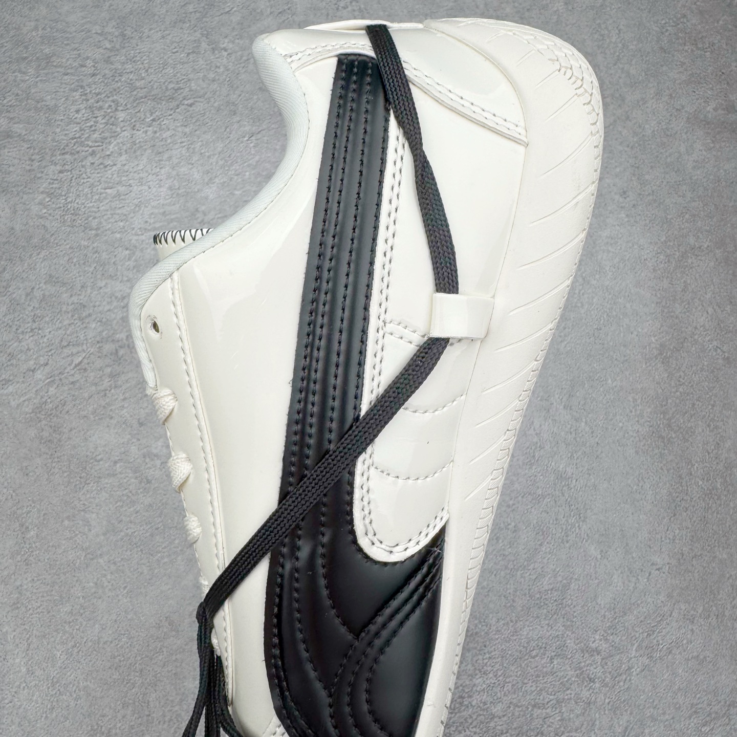 图片[7]-Rose x PUMA Speedcat 彪马联名系列情侣薄底赛车德训双鞋带舒适百搭生活休闲鞋 男女同款 鞋款从80、90年代赛车手所穿的防火赛车鞋为原型，鞋身线条模仿了赛车的流线廓形，体现了空气动力学原理的结构。简约流畅的外观，恰好又和贯穿其中的Formstrip Logo融合恰到好处，视觉上细节丰富且协调。本次Speedcat OG鞋款归来，最大看点自然式保留了窄版鞋型以及薄底构造。这两年各品牌鞋底越做越厚，Speedcat反其道而行之，上脚几乎无鞋底的效果带来耳目一新的视觉体验。鞋面依旧是以质感细腻的麂皮材质打造，并且大面积近乎全包裹的使用，复古味道也愈发浓烈。配色上更是将最原始的黑色和红色带回，向F1赛车队的标志性队服致敬。相信让各位一眼种草的更多是出挑的大红色，上脚即可瞬间点亮整体造型，在以球鞋为核心的OOTD中脱颖而出。而另一款黑色则是低调的万金油，彰显新潮个性的同时又不喧宾夺主，也是热爱简约系穿搭朋友的首选。 尺码：36 37 37.5 38 38.5 39 40 40.5 41 42 42.5 43 44 44.5 45-选品中心