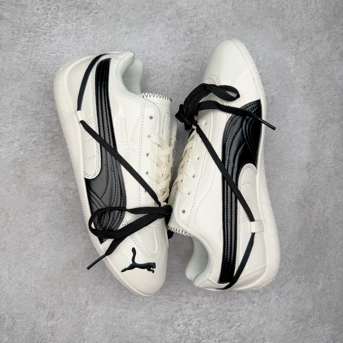 图片[3]-Rose x PUMA Speedcat 彪马联名系列情侣薄底赛车德训双鞋带舒适百搭生活休闲鞋 男女同款 鞋款从80、90年代赛车手所穿的防火赛车鞋为原型，鞋身线条模仿了赛车的流线廓形，体现了空气动力学原理的结构。简约流畅的外观，恰好又和贯穿其中的Formstrip Logo融合恰到好处，视觉上细节丰富且协调。本次Speedcat OG鞋款归来，最大看点自然式保留了窄版鞋型以及薄底构造。这两年各品牌鞋底越做越厚，Speedcat反其道而行之，上脚几乎无鞋底的效果带来耳目一新的视觉体验。鞋面依旧是以质感细腻的麂皮材质打造，并且大面积近乎全包裹的使用，复古味道也愈发浓烈。配色上更是将最原始的黑色和红色带回，向F1赛车队的标志性队服致敬。相信让各位一眼种草的更多是出挑的大红色，上脚即可瞬间点亮整体造型，在以球鞋为核心的OOTD中脱颖而出。而另一款黑色则是低调的万金油，彰显新潮个性的同时又不喧宾夺主，也是热爱简约系穿搭朋友的首选。 尺码：36 37 37.5 38 38.5 39 40 40.5 41 42 42.5 43 44 44.5 45-选品中心