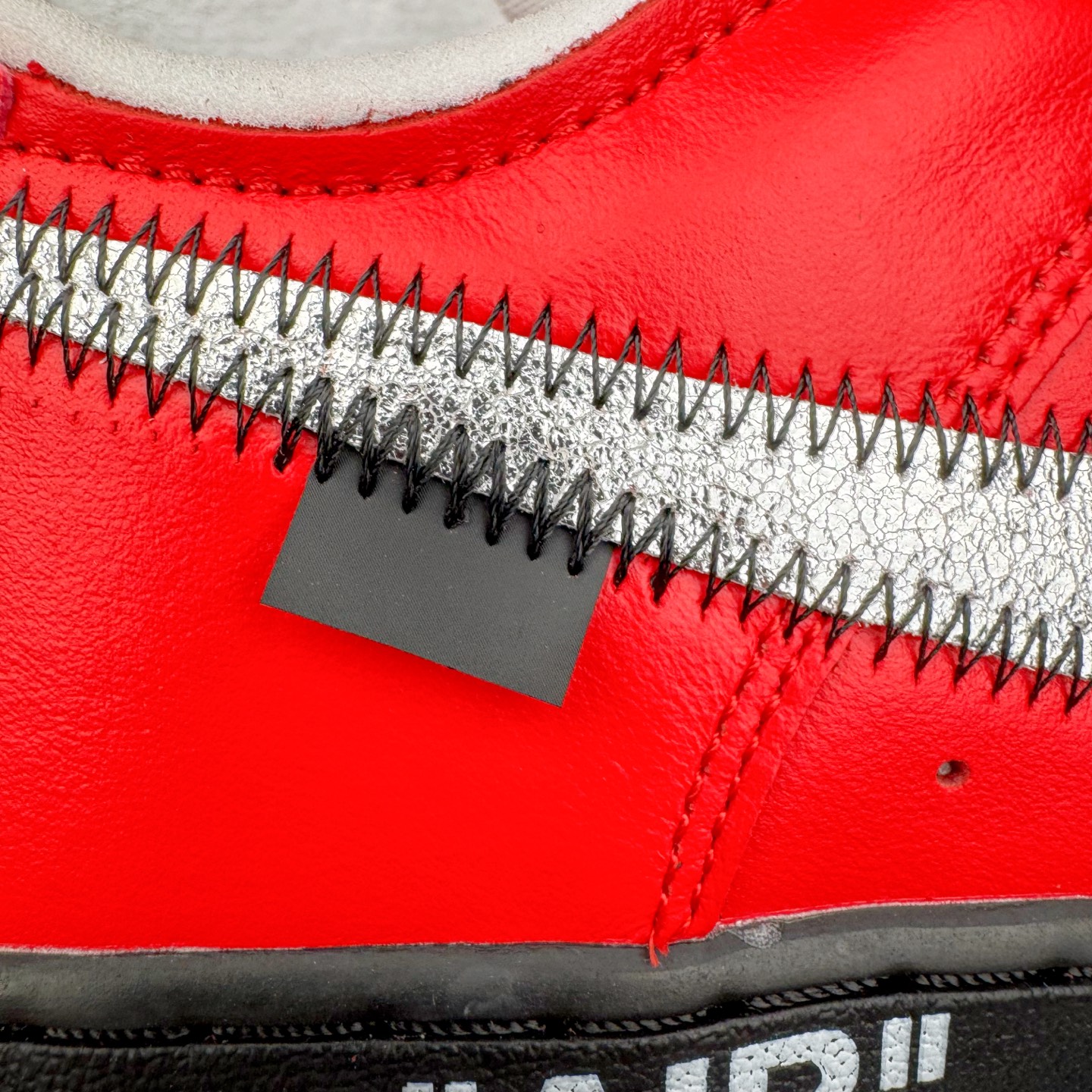 图片[19]-＃S2纯原 Off-White x NK Air Force 1 \\\”Red\\\” 空军一号 OW联名红色艺术馆 DD1876-600 全套原‮原楦‬纸版开发 越南原‮大装‬底 重金采购原厂Prime Asia贝利进口皮料 内侧标语字体三段大小 原厂油墨加持 色泽亮度 高频效果一致 全鞋电脑针车 工整有序 视觉效果满分 原厂拉帮手法 标准四线 密度针距针孔大小控制到位 原装反口里网布海绵 正确卡色网眼大小 原厂港宝加持完美还原灵魂版型 原盒原配从里到外百分百还原 内置Sole气垫 中底白色背胶 尺码：36 36.5 37.5 38 38.5 39 40 40.5 41 42 42.5 43 44 44.5 45 46 47.5 48.5-选品中心