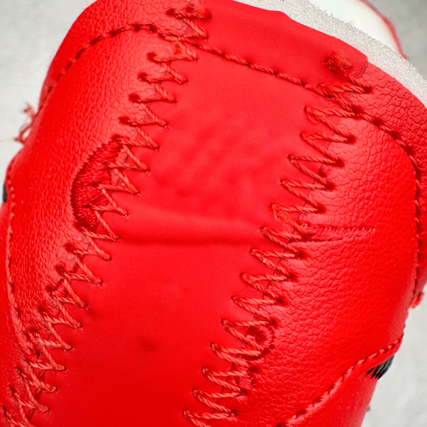 图片[17]-＃S2纯原 Off-White x NK Air Force 1 \\\”Red\\\” 空军一号 OW联名红色艺术馆 DD1876-600 全套原‮原楦‬纸版开发 越南原‮大装‬底 重金采购原厂Prime Asia贝利进口皮料 内侧标语字体三段大小 原厂油墨加持 色泽亮度 高频效果一致 全鞋电脑针车 工整有序 视觉效果满分 原厂拉帮手法 标准四线 密度针距针孔大小控制到位 原装反口里网布海绵 正确卡色网眼大小 原厂港宝加持完美还原灵魂版型 原盒原配从里到外百分百还原 内置Sole气垫 中底白色背胶 尺码：36 36.5 37.5 38 38.5 39 40 40.5 41 42 42.5 43 44 44.5 45 46 47.5 48.5-选品中心