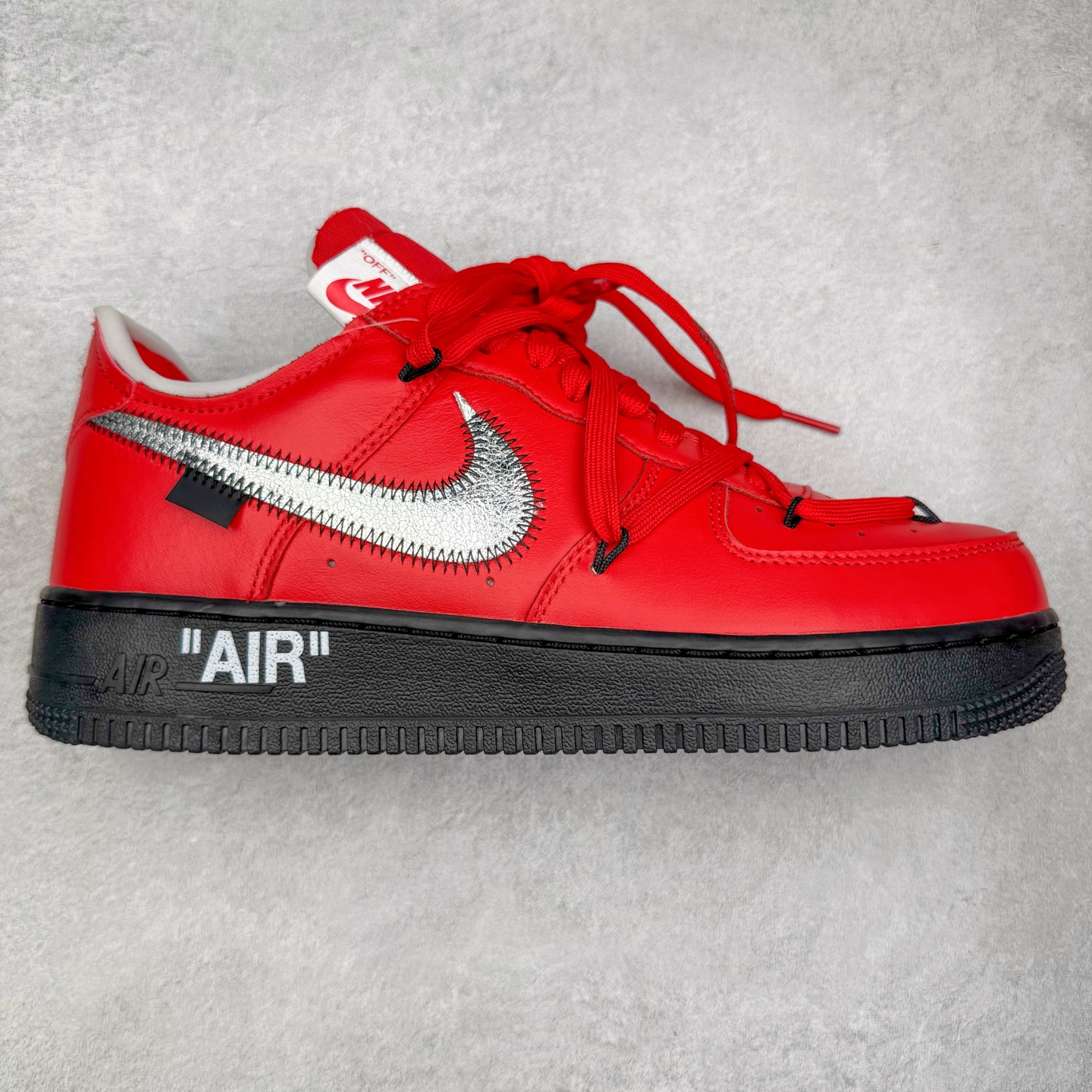 ＃S2纯原 Off-White x NK Air Force 1 \\\”Red\\\” 空军一号 OW联名红色艺术馆 DD1876-600 全套原‮原楦‬纸版开发 越南原‮大装‬底 重金采购原厂Prime Asia贝利进口皮料 内侧标语字体三段大小 原厂油墨加持 色泽亮度 高频效果一致 全鞋电脑针车 工整有序 视觉效果满分 原厂拉帮手法 标准四线 密度针距针孔大小控制到位 原装反口里网布海绵 正确卡色网眼大小 原厂港宝加持完美还原灵魂版型 原盒原配从里到外百分百还原 内置Sole气垫 中底白色背胶 尺码：36 36.5 37.5 38 38.5 39 40 40.5 41 42 42.5 43 44 44.5 45 46 47.5 48.5-选品中心
