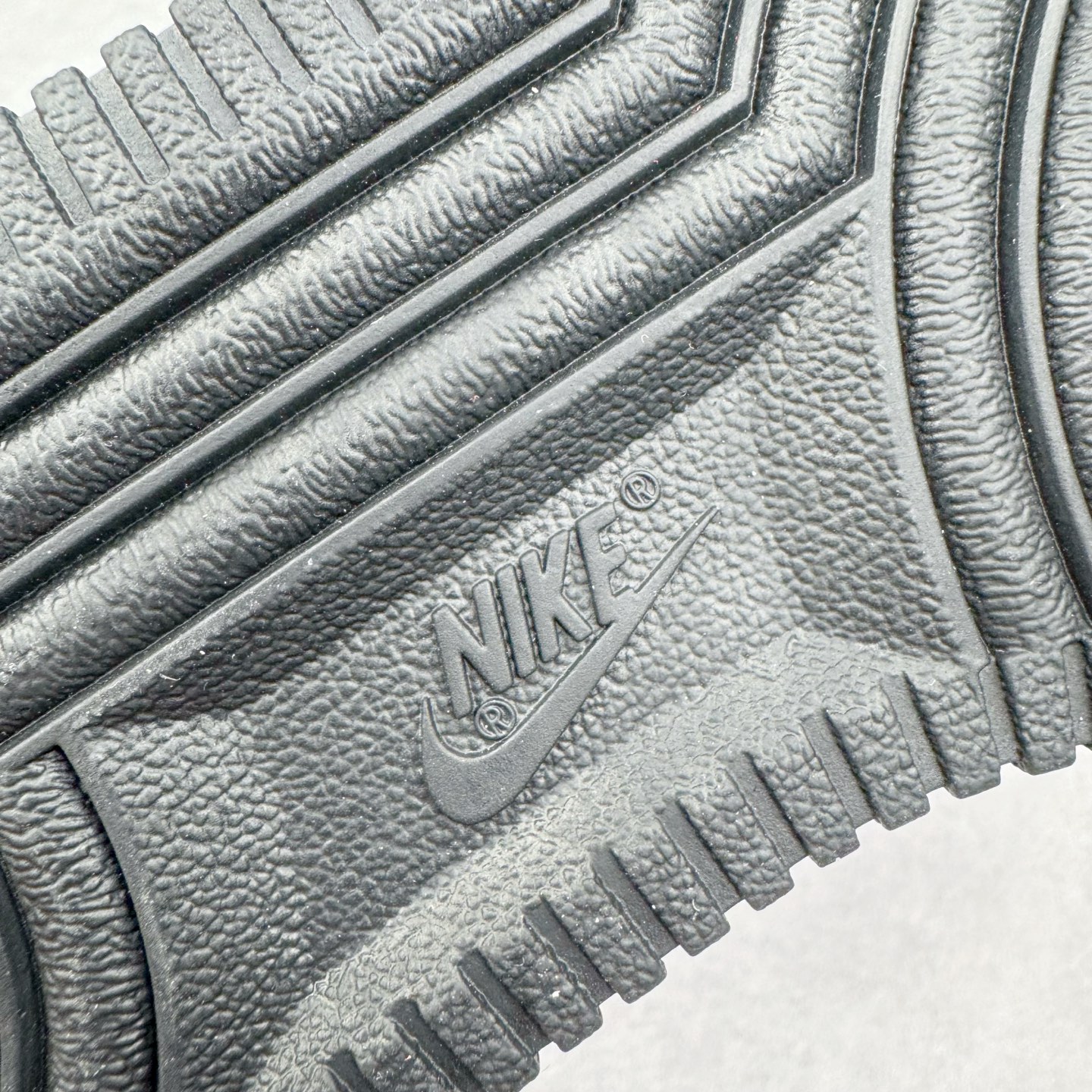 图片[21]-＃S2纯原 Off-White x NK Air Force 1 \\\”Red\\\” 空军一号 OW联名红色艺术馆 DD1876-600 全套原‮原楦‬纸版开发 越南原‮大装‬底 重金采购原厂Prime Asia贝利进口皮料 内侧标语字体三段大小 原厂油墨加持 色泽亮度 高频效果一致 全鞋电脑针车 工整有序 视觉效果满分 原厂拉帮手法 标准四线 密度针距针孔大小控制到位 原装反口里网布海绵 正确卡色网眼大小 原厂港宝加持完美还原灵魂版型 原盒原配从里到外百分百还原 内置Sole气垫 中底白色背胶 尺码：36 36.5 37.5 38 38.5 39 40 40.5 41 42 42.5 43 44 44.5 45 46 47.5 48.5-选品中心