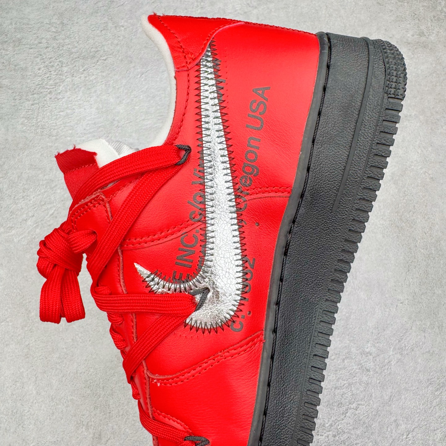 图片[7]-＃S2纯原 Off-White x NK Air Force 1 \\\”Red\\\” 空军一号 OW联名红色艺术馆 DD1876-600 全套原‮原楦‬纸版开发 越南原‮大装‬底 重金采购原厂Prime Asia贝利进口皮料 内侧标语字体三段大小 原厂油墨加持 色泽亮度 高频效果一致 全鞋电脑针车 工整有序 视觉效果满分 原厂拉帮手法 标准四线 密度针距针孔大小控制到位 原装反口里网布海绵 正确卡色网眼大小 原厂港宝加持完美还原灵魂版型 原盒原配从里到外百分百还原 内置Sole气垫 中底白色背胶 尺码：36 36.5 37.5 38 38.5 39 40 40.5 41 42 42.5 43 44 44.5 45 46 47.5 48.5-选品中心