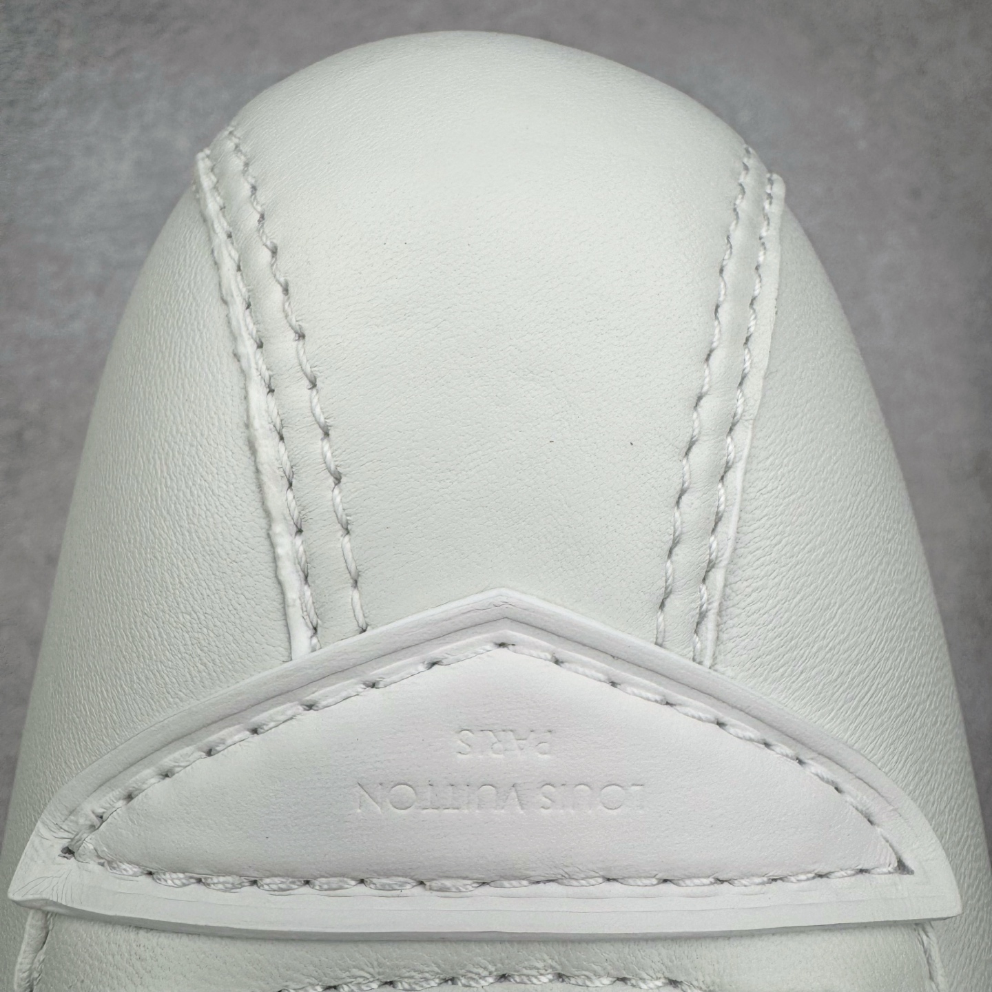 图片[13]-＃GD广顶 LOUIS VUITTON x Nigo lv联名款 Buttersoft 牛皮革羊皮革 FW25 图案压纹 圆头系带 低帮 生活休闲鞋 男女同款 白色 外贸零售特供批次 2023全新纸板数据 印花高频效果碾压市面 市售天花板产物 耗时半年巨作 全套原厂新版原纸板楦头开发 原厂特供皮料加持 市场所有版本中综合最强的货品 GD实力大厂出品 全网最全配色更新最快 最成熟的做工稳定的品控 完美鞋型超高的清洁度 零毛边线头瑕疵 全套原楦原纸版原鞋开模 全网最具灵魂的版型 正确原装黄色鞋盒 正确中底印花 鞋面印花3D高频深度立体 全鞋电脑针车 紧密相连 针距密度一致 环保乳胶注塑鞋垫 厚度脚感还原原版 皮面裁剪部位 统一油边封口工艺 原装橡胶大底含胶量大底组合零偏差 专柜全套包装 防尘袋 说明书 质保卡 男女鞋 尺码：35 36 37 38 39 40 41 42 43 44 45-选品中心