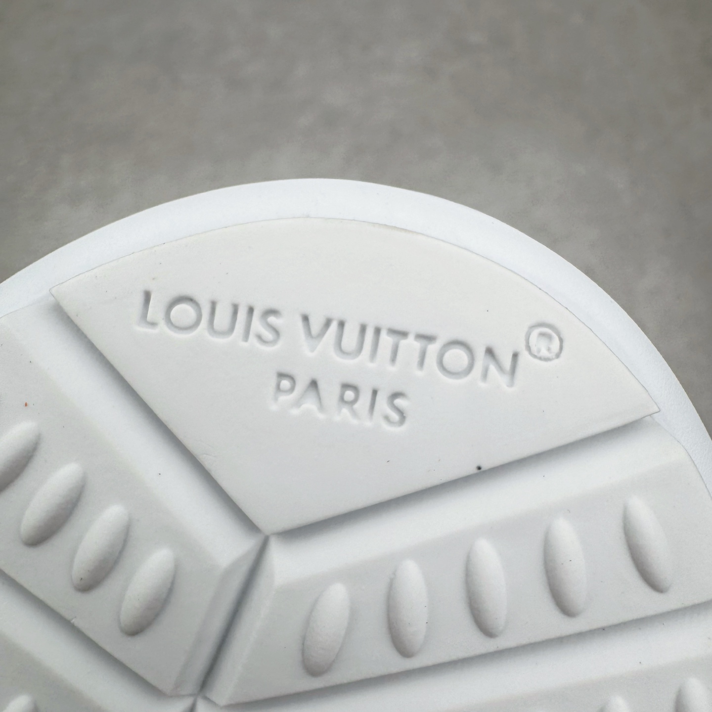 图片[19]-＃GD广顶 LOUIS VUITTON x Nigo lv联名款 Buttersoft 牛皮革羊皮革 FW25 图案压纹 圆头系带 低帮 生活休闲鞋 男女同款 白色 外贸零售特供批次 2023全新纸板数据 印花高频效果碾压市面 市售天花板产物 耗时半年巨作 全套原厂新版原纸板楦头开发 原厂特供皮料加持 市场所有版本中综合最强的货品 GD实力大厂出品 全网最全配色更新最快 最成熟的做工稳定的品控 完美鞋型超高的清洁度 零毛边线头瑕疵 全套原楦原纸版原鞋开模 全网最具灵魂的版型 正确原装黄色鞋盒 正确中底印花 鞋面印花3D高频深度立体 全鞋电脑针车 紧密相连 针距密度一致 环保乳胶注塑鞋垫 厚度脚感还原原版 皮面裁剪部位 统一油边封口工艺 原装橡胶大底含胶量大底组合零偏差 专柜全套包装 防尘袋 说明书 质保卡 男女鞋 尺码：35 36 37 38 39 40 41 42 43 44 45-选品中心