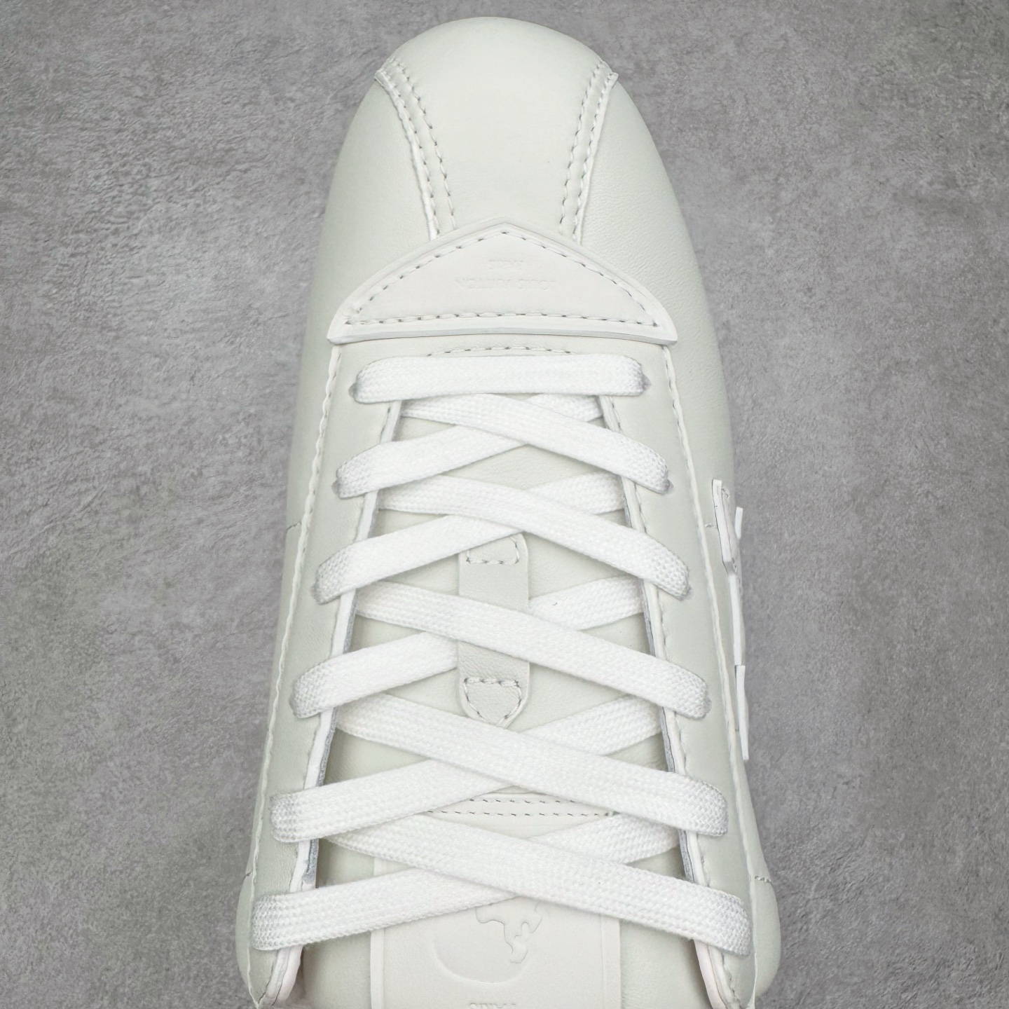 图片[4]-＃GD广顶 LOUIS VUITTON x Nigo lv联名款 Buttersoft 牛皮革羊皮革 FW25 图案压纹 圆头系带 低帮 生活休闲鞋 男女同款 白色 外贸零售特供批次 2023全新纸板数据 印花高频效果碾压市面 市售天花板产物 耗时半年巨作 全套原厂新版原纸板楦头开发 原厂特供皮料加持 市场所有版本中综合最强的货品 GD实力大厂出品 全网最全配色更新最快 最成熟的做工稳定的品控 完美鞋型超高的清洁度 零毛边线头瑕疵 全套原楦原纸版原鞋开模 全网最具灵魂的版型 正确原装黄色鞋盒 正确中底印花 鞋面印花3D高频深度立体 全鞋电脑针车 紧密相连 针距密度一致 环保乳胶注塑鞋垫 厚度脚感还原原版 皮面裁剪部位 统一油边封口工艺 原装橡胶大底含胶量大底组合零偏差 专柜全套包装 防尘袋 说明书 质保卡 男女鞋 尺码：35 36 37 38 39 40 41 42 43 44 45-选品中心