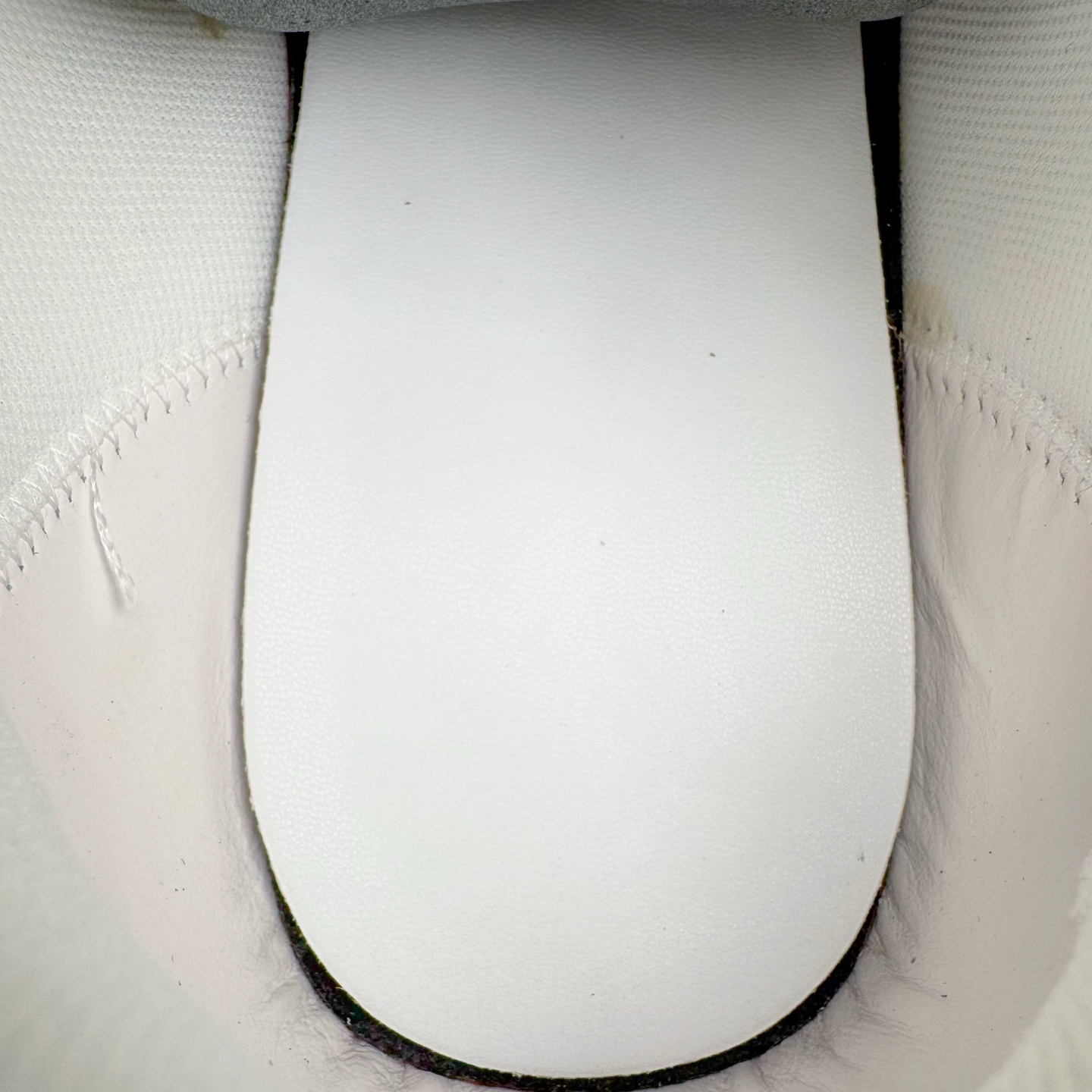 图片[10]-＃GD广顶 LOUIS VUITTON x Nigo lv联名款 Buttersoft 牛皮革羊皮革 FW25 图案压纹 圆头系带 低帮 生活休闲鞋 男女同款 白色 外贸零售特供批次 2023全新纸板数据 印花高频效果碾压市面 市售天花板产物 耗时半年巨作 全套原厂新版原纸板楦头开发 原厂特供皮料加持 市场所有版本中综合最强的货品 GD实力大厂出品 全网最全配色更新最快 最成熟的做工稳定的品控 完美鞋型超高的清洁度 零毛边线头瑕疵 全套原楦原纸版原鞋开模 全网最具灵魂的版型 正确原装黄色鞋盒 正确中底印花 鞋面印花3D高频深度立体 全鞋电脑针车 紧密相连 针距密度一致 环保乳胶注塑鞋垫 厚度脚感还原原版 皮面裁剪部位 统一油边封口工艺 原装橡胶大底含胶量大底组合零偏差 专柜全套包装 防尘袋 说明书 质保卡 男女鞋 尺码：35 36 37 38 39 40 41 42 43 44 45-选品中心