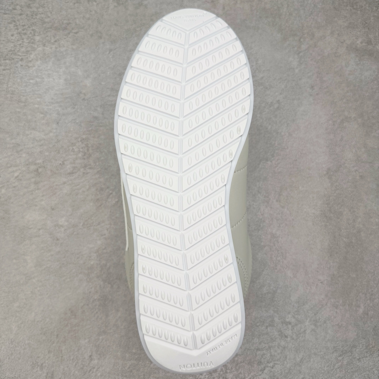 图片[9]-＃GD广顶 LOUIS VUITTON x Nigo lv联名款 Buttersoft 牛皮革羊皮革 FW25 图案压纹 圆头系带 低帮 生活休闲鞋 男女同款 白色 外贸零售特供批次 2023全新纸板数据 印花高频效果碾压市面 市售天花板产物 耗时半年巨作 全套原厂新版原纸板楦头开发 原厂特供皮料加持 市场所有版本中综合最强的货品 GD实力大厂出品 全网最全配色更新最快 最成熟的做工稳定的品控 完美鞋型超高的清洁度 零毛边线头瑕疵 全套原楦原纸版原鞋开模 全网最具灵魂的版型 正确原装黄色鞋盒 正确中底印花 鞋面印花3D高频深度立体 全鞋电脑针车 紧密相连 针距密度一致 环保乳胶注塑鞋垫 厚度脚感还原原版 皮面裁剪部位 统一油边封口工艺 原装橡胶大底含胶量大底组合零偏差 专柜全套包装 防尘袋 说明书 质保卡 男女鞋 尺码：35 36 37 38 39 40 41 42 43 44 45-选品中心