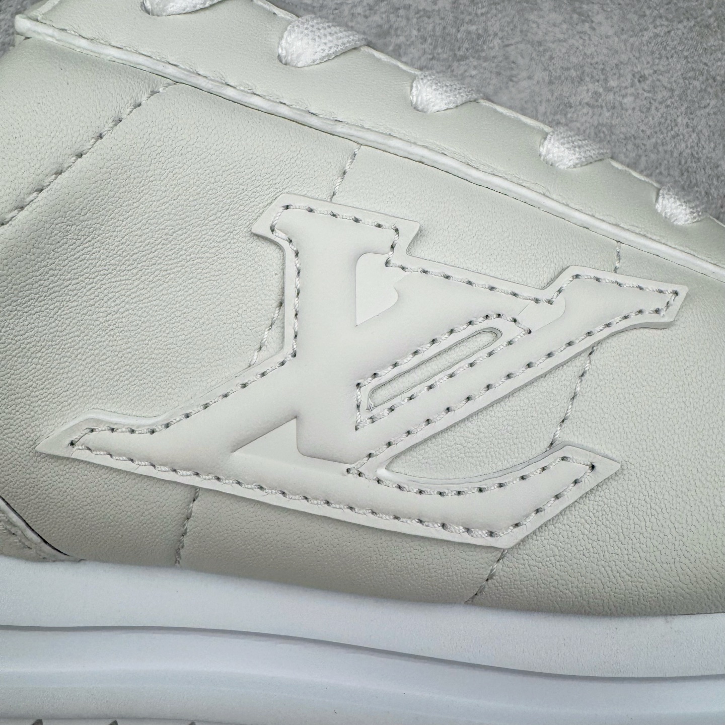 图片[16]-＃GD广顶 LOUIS VUITTON x Nigo lv联名款 Buttersoft 牛皮革羊皮革 FW25 图案压纹 圆头系带 低帮 生活休闲鞋 男女同款 白色 外贸零售特供批次 2023全新纸板数据 印花高频效果碾压市面 市售天花板产物 耗时半年巨作 全套原厂新版原纸板楦头开发 原厂特供皮料加持 市场所有版本中综合最强的货品 GD实力大厂出品 全网最全配色更新最快 最成熟的做工稳定的品控 完美鞋型超高的清洁度 零毛边线头瑕疵 全套原楦原纸版原鞋开模 全网最具灵魂的版型 正确原装黄色鞋盒 正确中底印花 鞋面印花3D高频深度立体 全鞋电脑针车 紧密相连 针距密度一致 环保乳胶注塑鞋垫 厚度脚感还原原版 皮面裁剪部位 统一油边封口工艺 原装橡胶大底含胶量大底组合零偏差 专柜全套包装 防尘袋 说明书 质保卡 男女鞋 尺码：35 36 37 38 39 40 41 42 43 44 45-选品中心